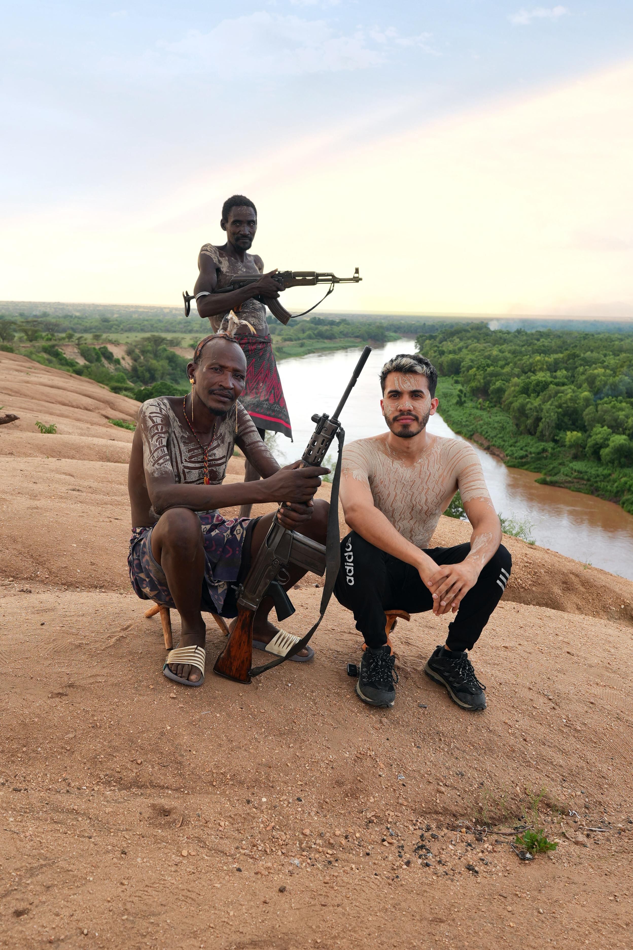 Araya Vlogs junto a dos miembros de una de las tribus que visitó en su viaje a Etiopía. Foto: Araya Vlogs para LN