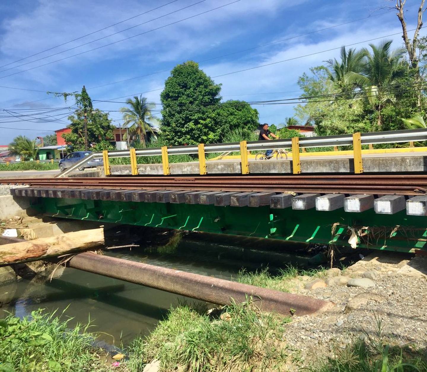 Aunque este puente ferroviario agilizó el paso de vehículos  y peatones, los vecinos de Envaco afirman que con las llenas el agua pega en las bases y corre hacia las casas. Foto: Raúl Cascante.
