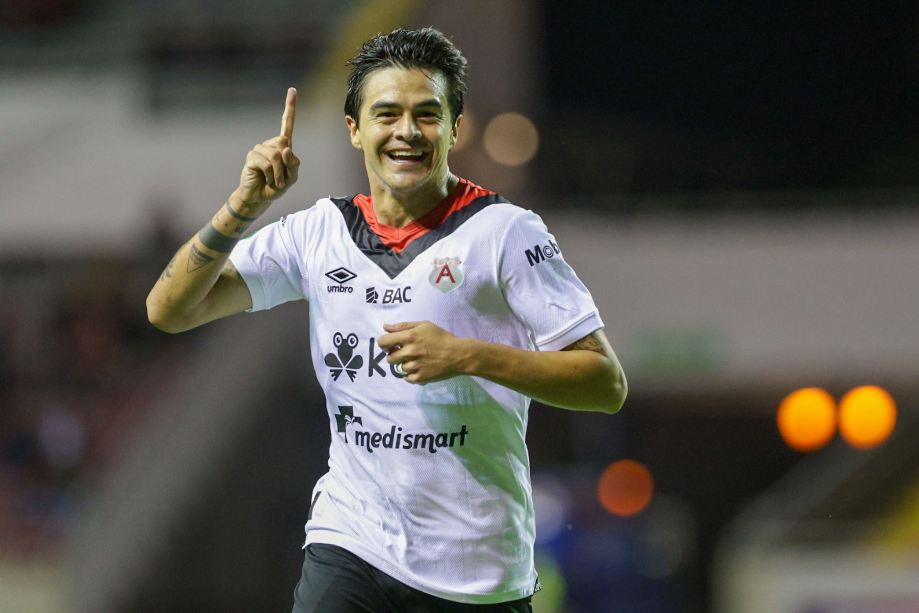 Diego Campos consiguió un gol y aportó una asistencia en la Recopa entre Liga Deportiva Alajuelense y Saprissa.