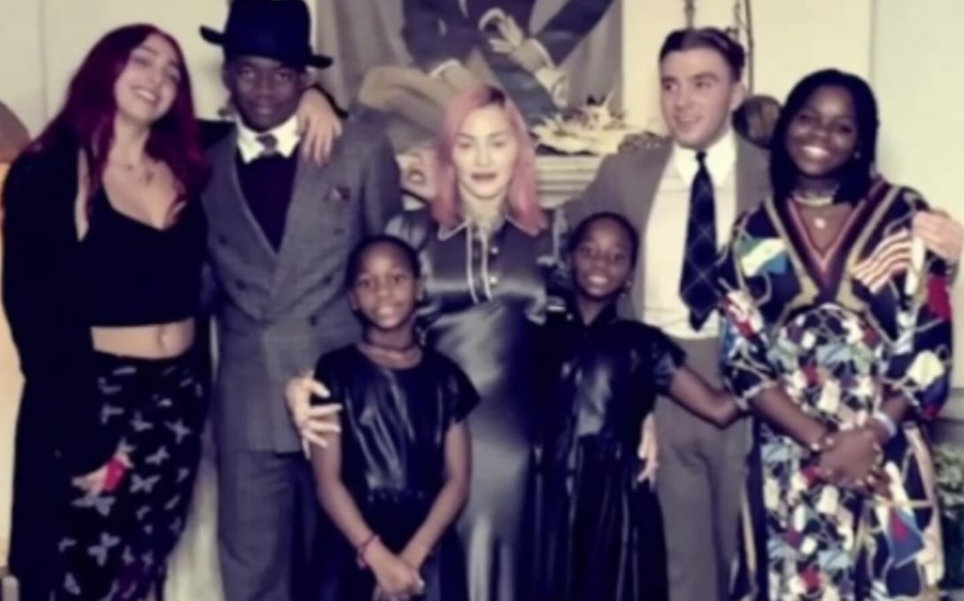 En esta captura de pantalla se ve a Madonna acompañada por sus seis hijos. Lourdes, Rocco, David, Mercy y las gemelas Stella y Estere.