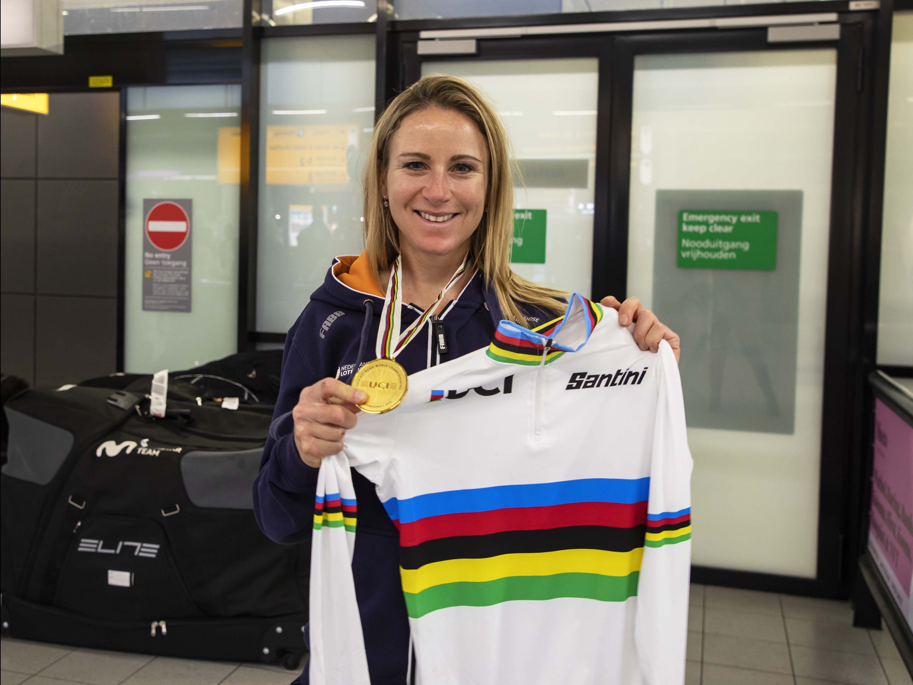 La ciclista Annemiek van Vleuten no solo ganó medallas de oro y plata en los Juegos Olímpicos de Tokio 2020, sino también se coronó en cuatro ocasiones campeona del mundo de ciclismo. Tomada de redes sociales