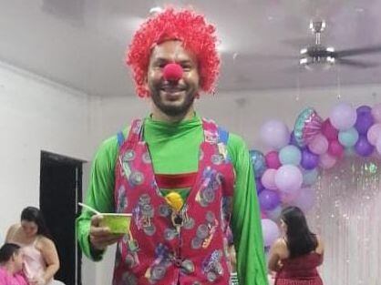 Juan Diego Madrigal vestido de payaso en una fiesta familiar.