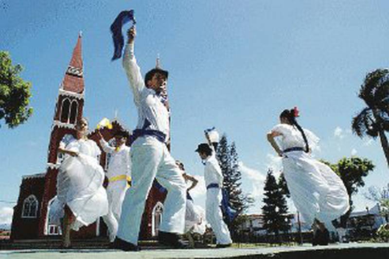 Danza tica hacia Ecuador La Nación