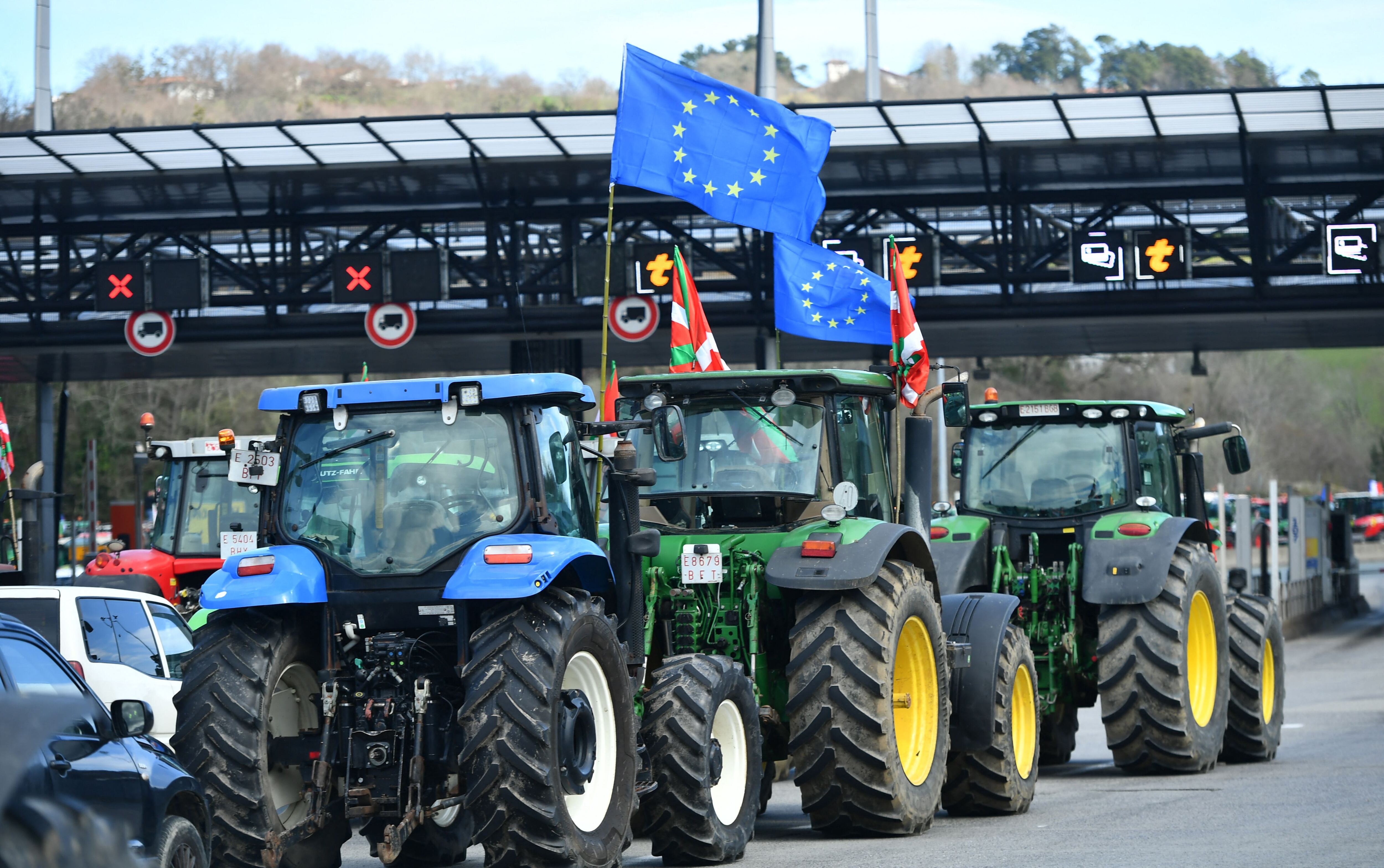 La Unión Europea propuso una flexibilización de las normas ecológicas de la Política Agrícola Común (PAC), que fue aprobada en abril. En meses anteriores los agricultores de varios países han protestado por estas medidas.