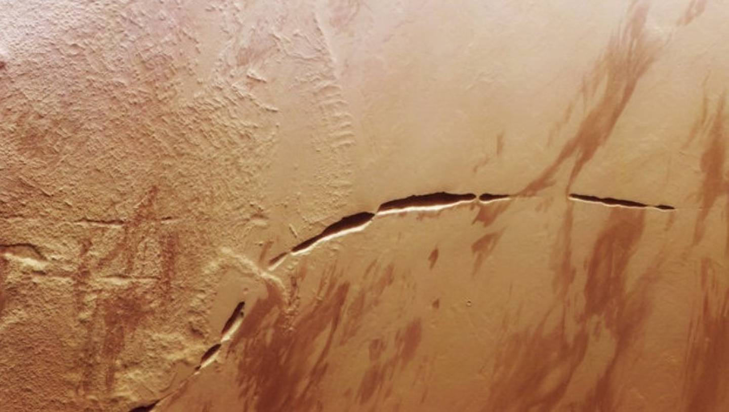La fosa de Aganippe en Marte, captada por Mars Express, revela una formación de 600 km que atraviesa el monte Arsia.