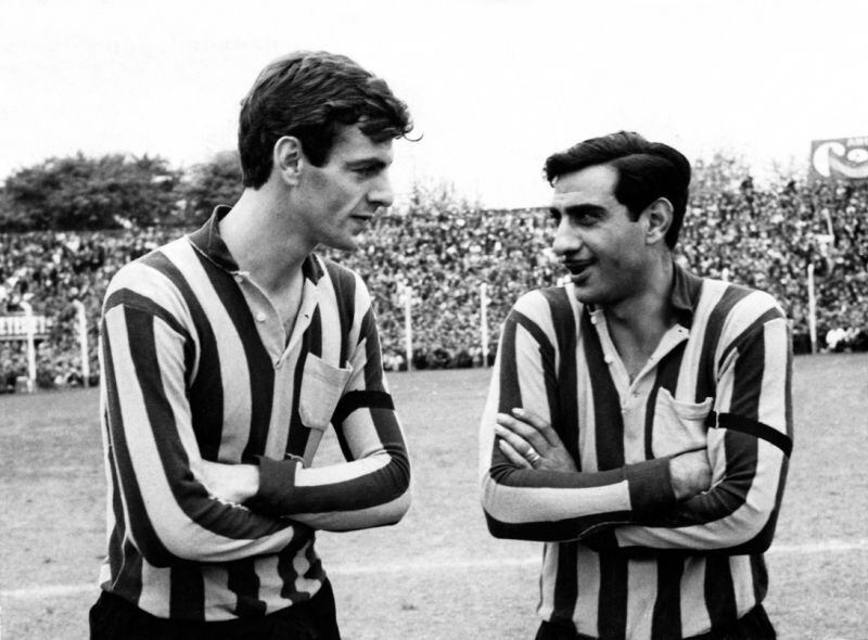Menotti debutó como jugador en 1960, en el equipo Rosario Central, ubicado en su ciudad de origen. En la foto se ve acompañado por Miguel Antonio Juárez, uno de sus mayores socios futbolísticos en el cuadro 'canalla'. Foto: Wikimedia Commons