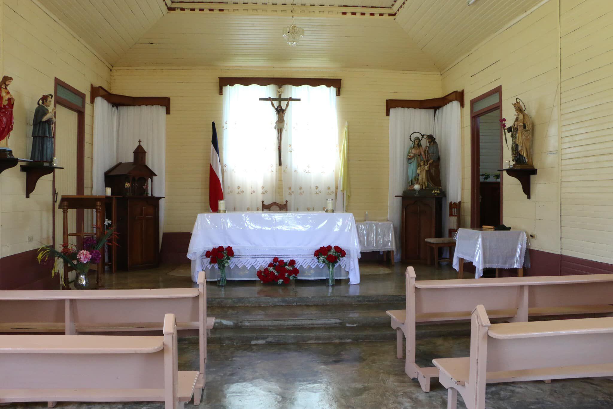 El interior de la ermita de Corralar mantiene el espíritu de cuando fue construida, hace ocho décadas. Fotografía: Ministerio de Cultura y Juventud
