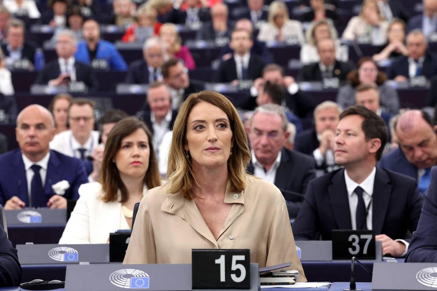 La presidenta del Parlamento Europeo, Roberta Metsola, observa mientras participa en una sesión de votación para elegir al nuevo presidente del Parlamento Europeo durante la primera sesión plenaria de la recién elegida Asamblea Europea en Estrasburgo