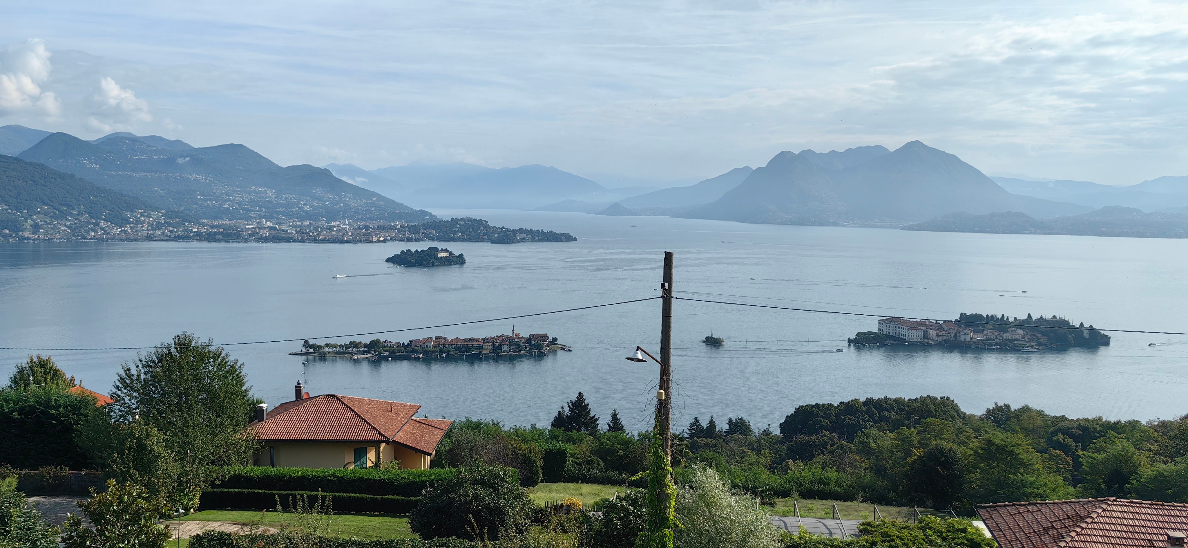 Vista parcial del Lago Maggiore desde las montañas cercanas a la ciudad de Stresa. Se aprecian tres de sus islas más emblemáticas: Isola Bella (derecha), Isola Superiore e Isola Madre (al fondo).