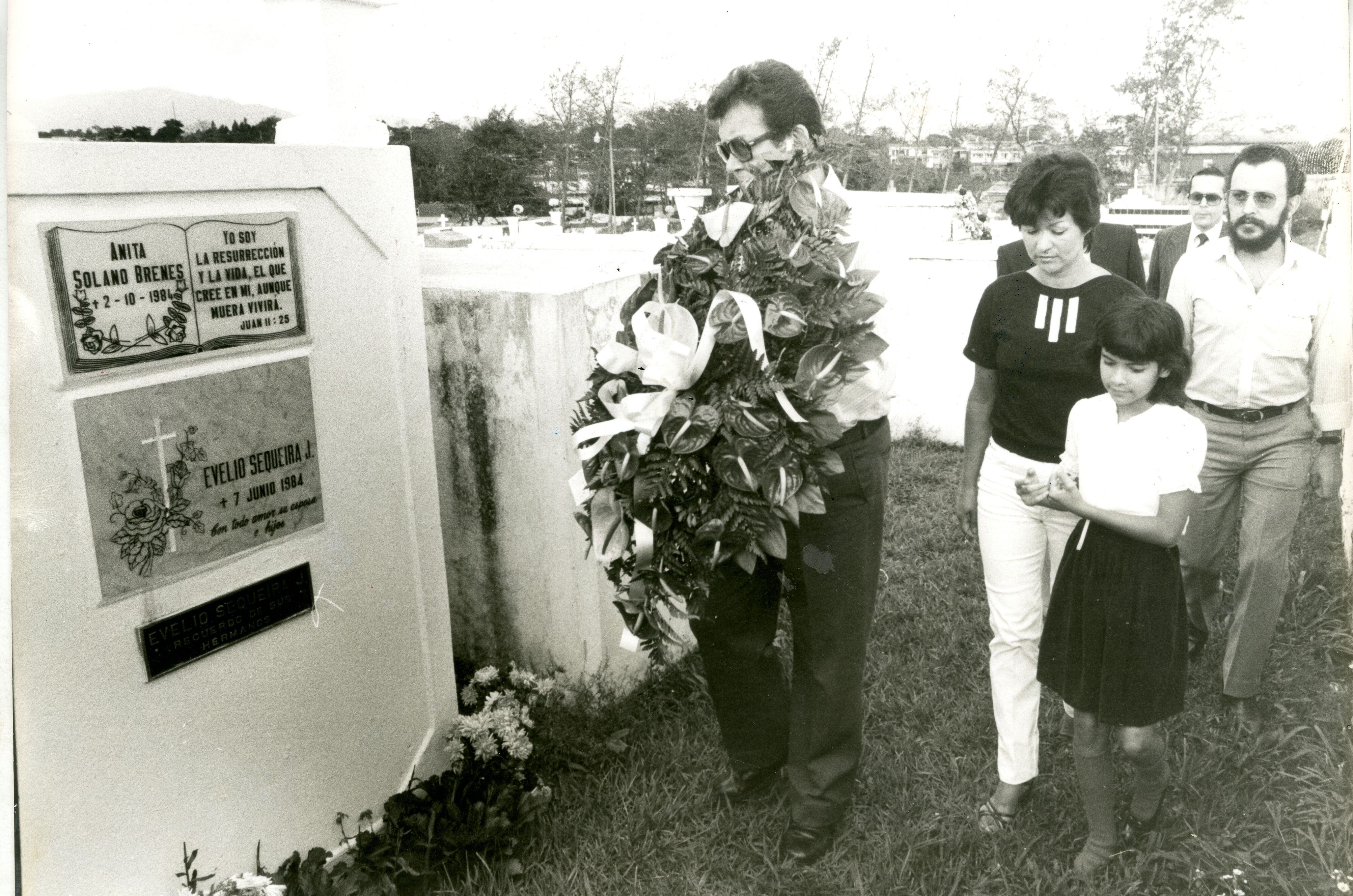 En la fotografía se ve a personas allegadas a Evelio Sequeira, quien falleció por causa del atentado de La Penca, visitar su tumba en el cementerio.