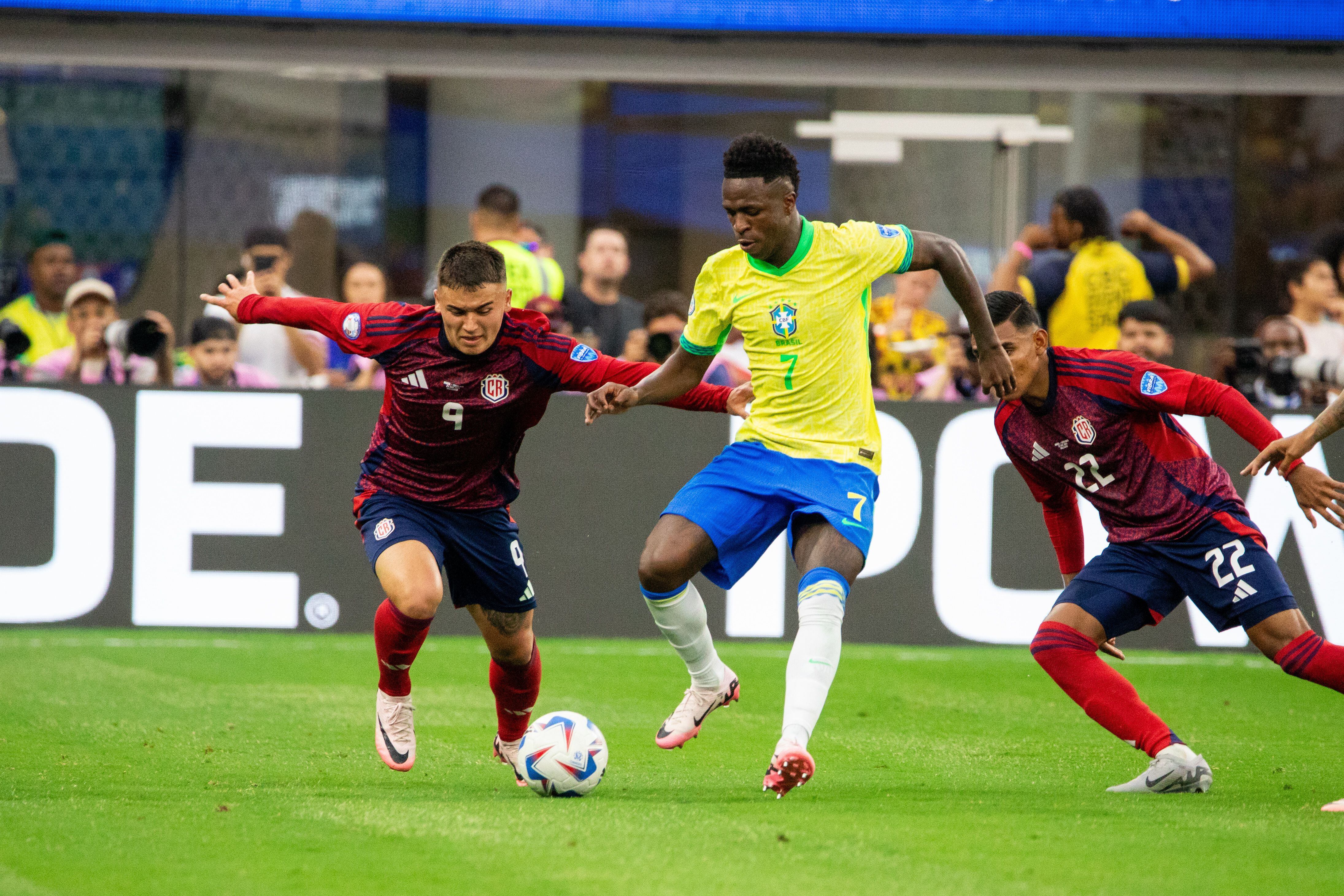 Campo reducido y defensa de Costa Rica complicaron a Brasil en la Copa América, según periodista brasileño.
