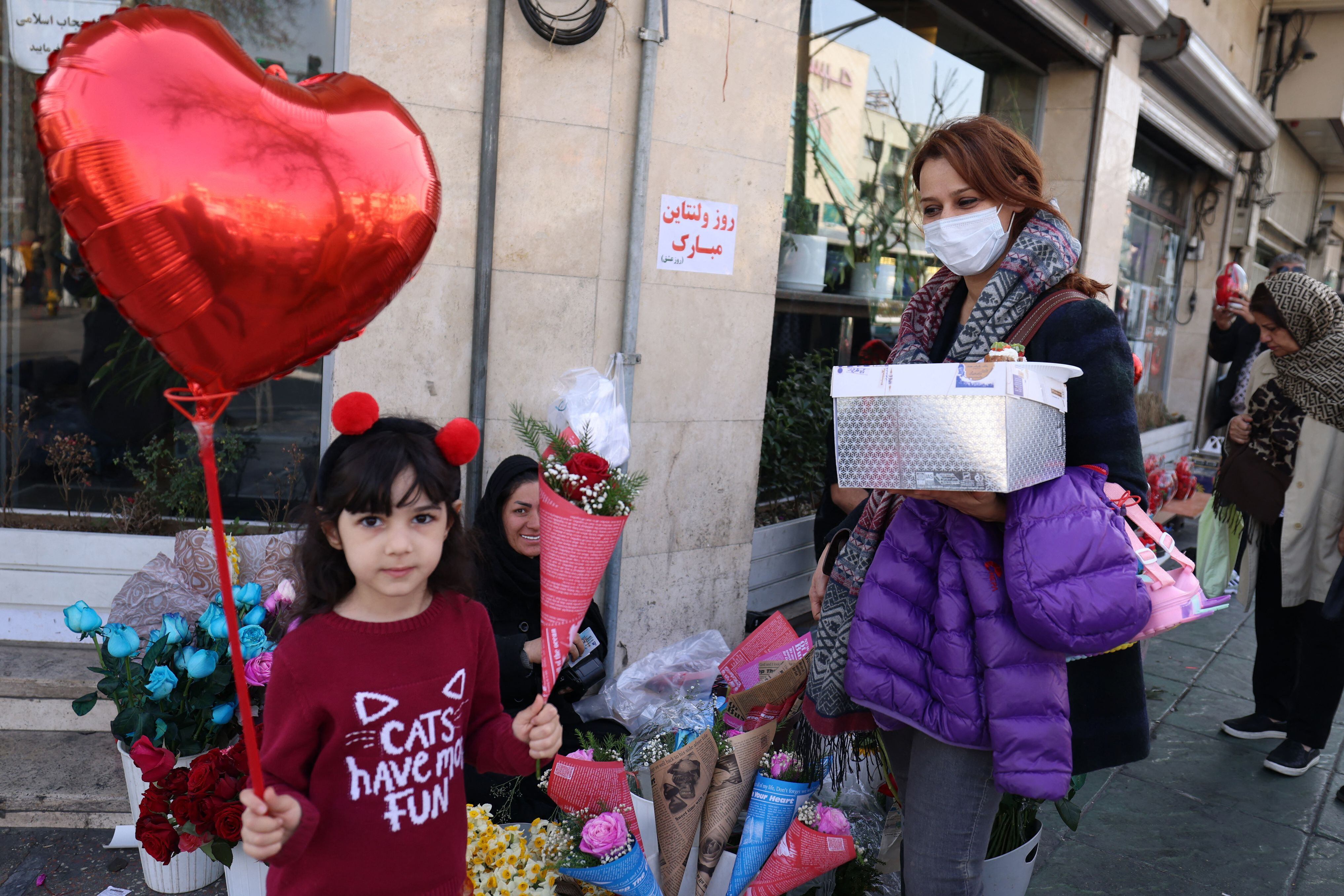 Una niña de Irán sostiene un globo en forma de corazón y un ramo de flores. Hasta los más pequeños aprovechan para celebrar el amor y la amistad en todas sus formas.




