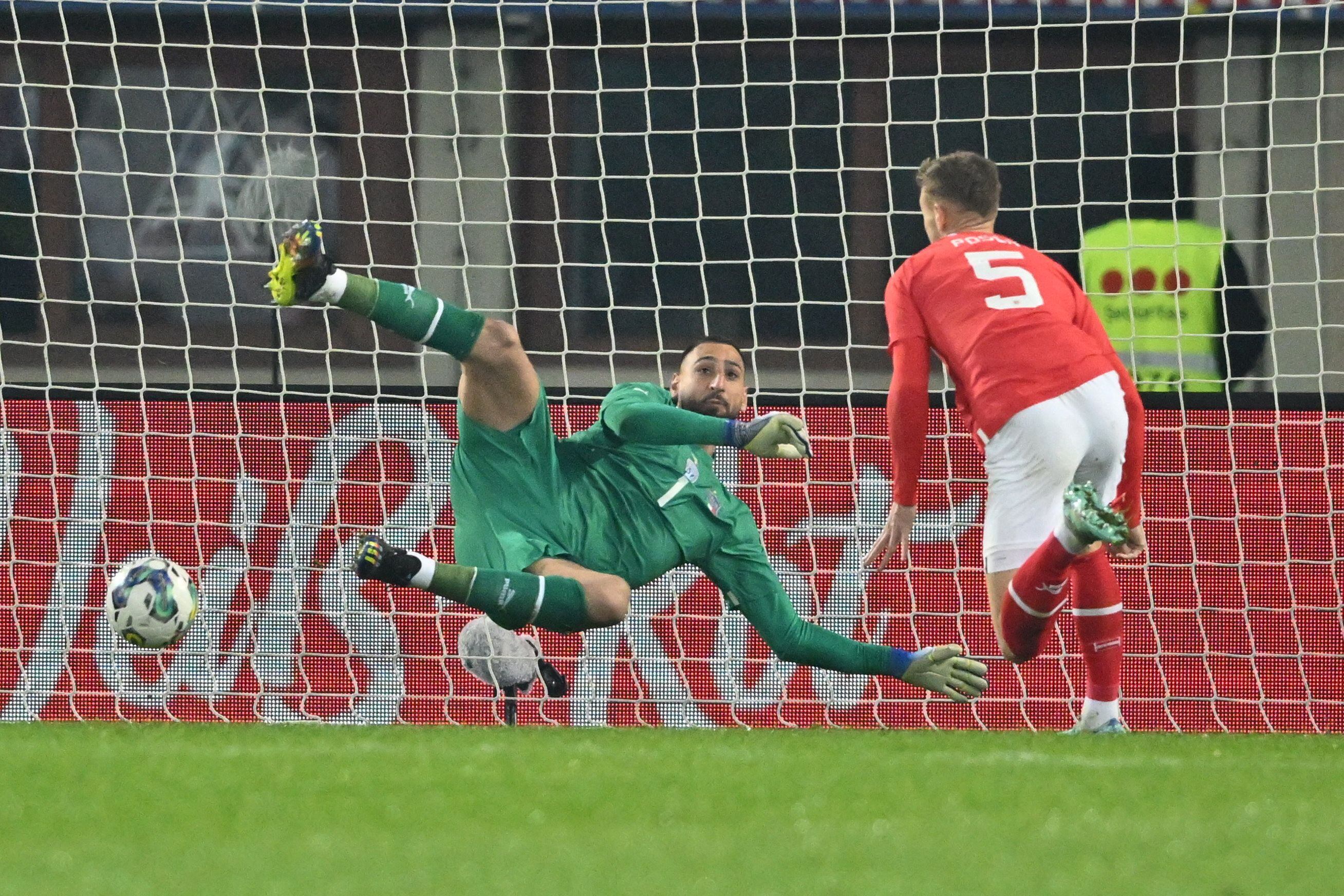 Gianluigi Donnarumma fue estelar el  domingo en el partido ante Austria, en el cual Italia perdió  2-0. En la acción recibe el primer gol del defensor Stefan Posch.
