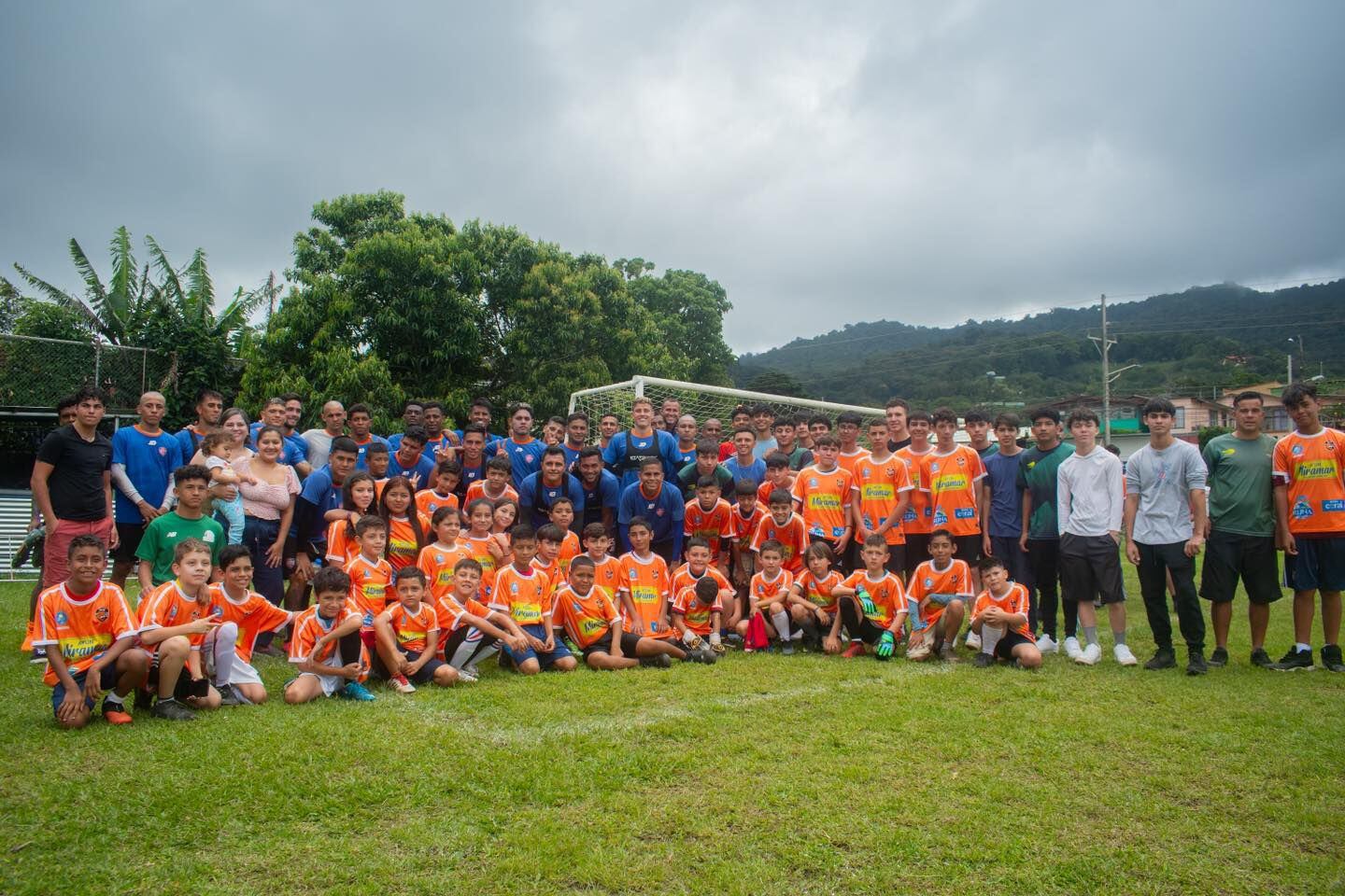 Puntarenas FC enloquece a Monteverde al contar con el ídolo del pueblo en el entrenamiento