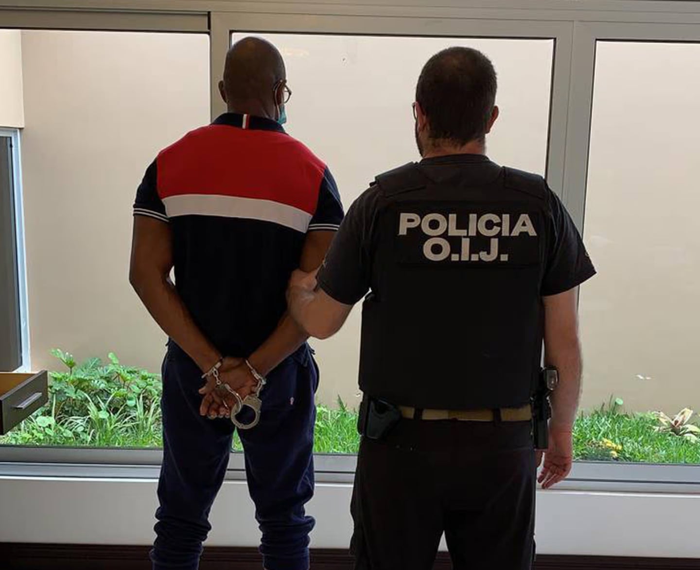 El 25 de mayo del 2021, OIJ decomisó dinero en efectivo y otras evidencias durante 40 allanamientos a propiedades pertenecientes a una banda narco que enviaba droga a Europa en contenedores. Foto: OIJ para LN.