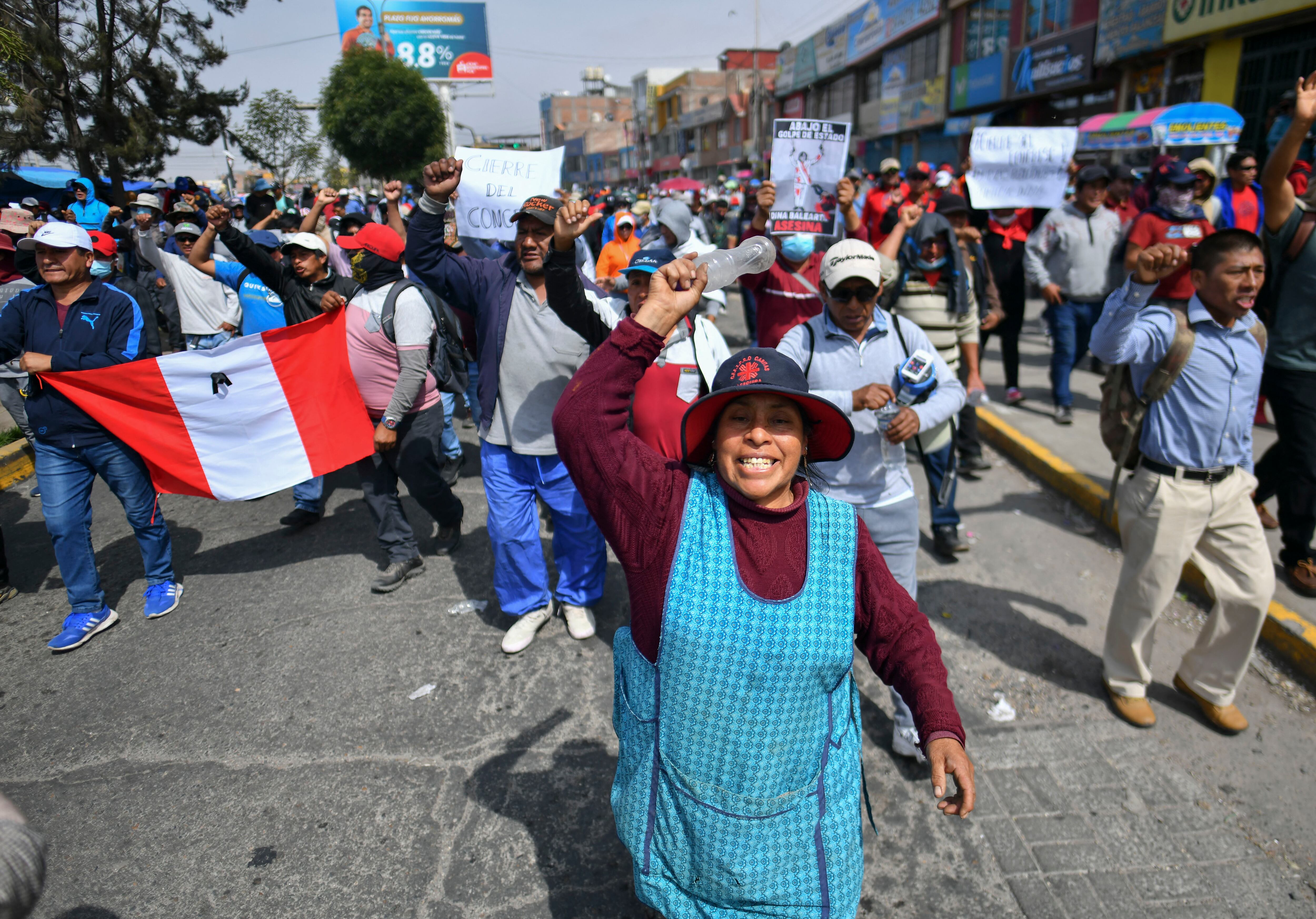 Protestas contra el gobierno en Perú reinician con bloqueo de vías