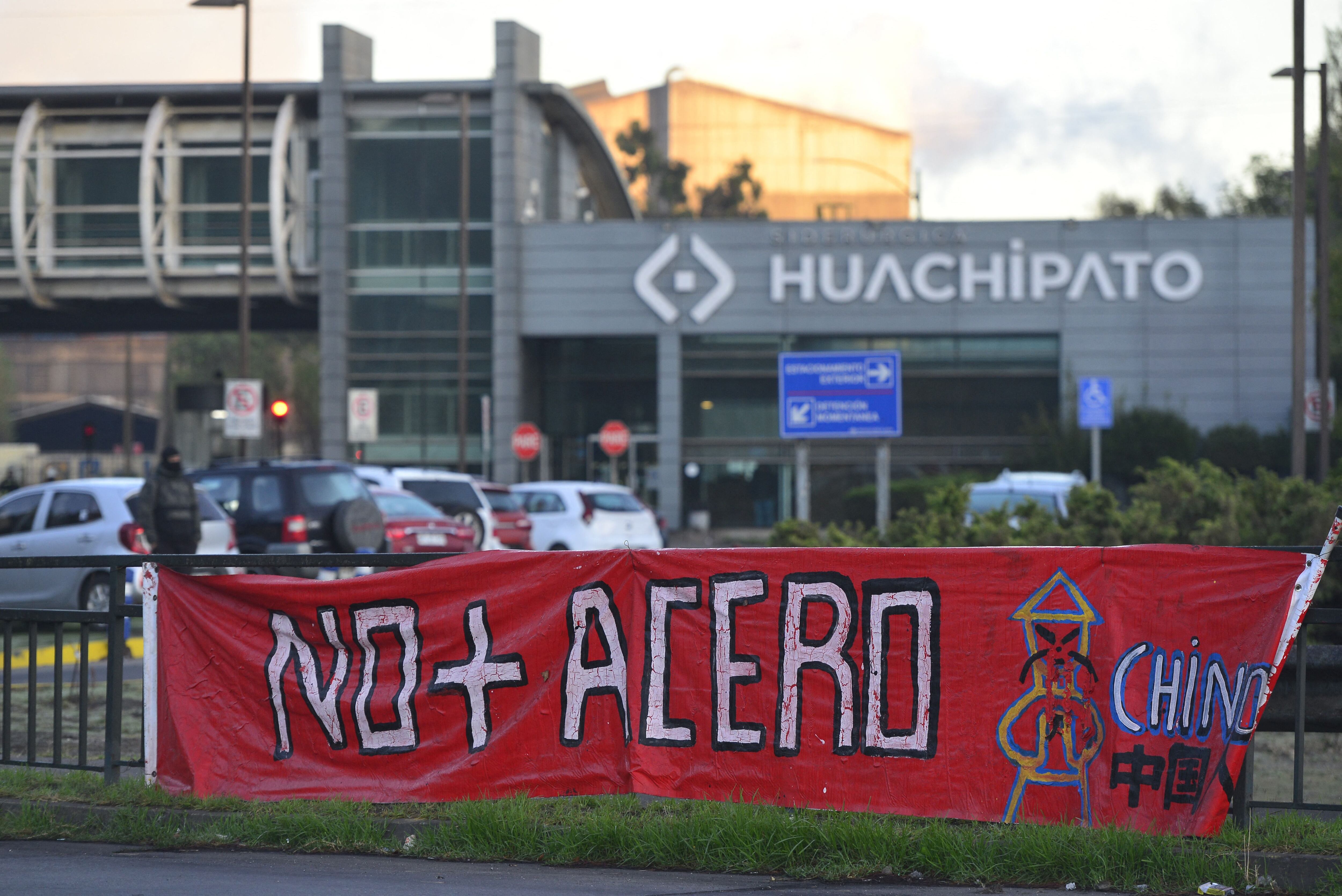 Trabajadores siderúrgicos realizaron protestas en Chile ante la suspensión temporal de operaciones de Huachipato a inicios de abril. 
