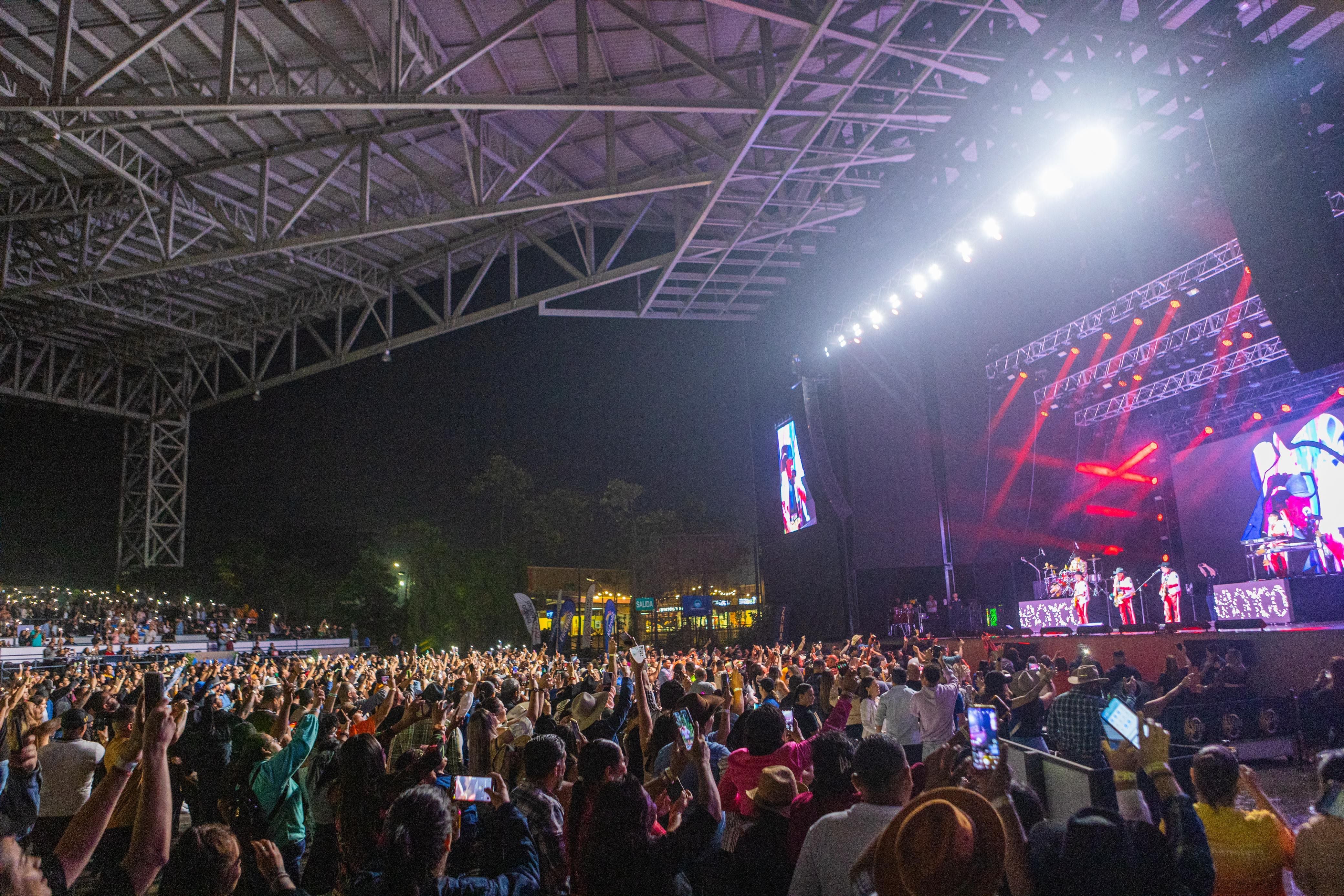 Los temas del grupo Bronco fueron cantadas por diferentes generaciones en su concierto en Parque Viva.