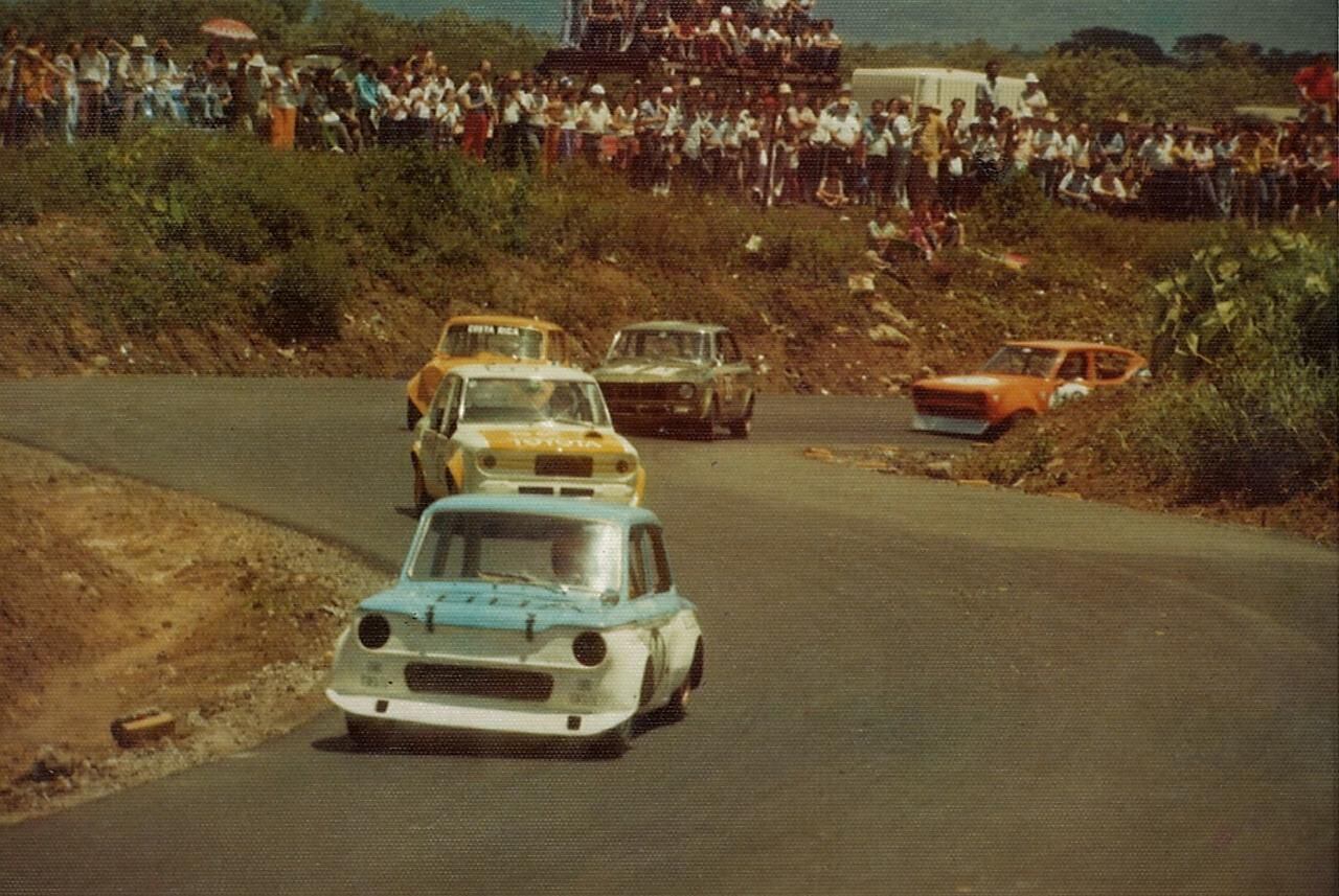 Desde las partes más altas del naciente autódromo La Guácima, los seguidores del automovilismo vivieron muy de cerca el paso de los vehículos.  