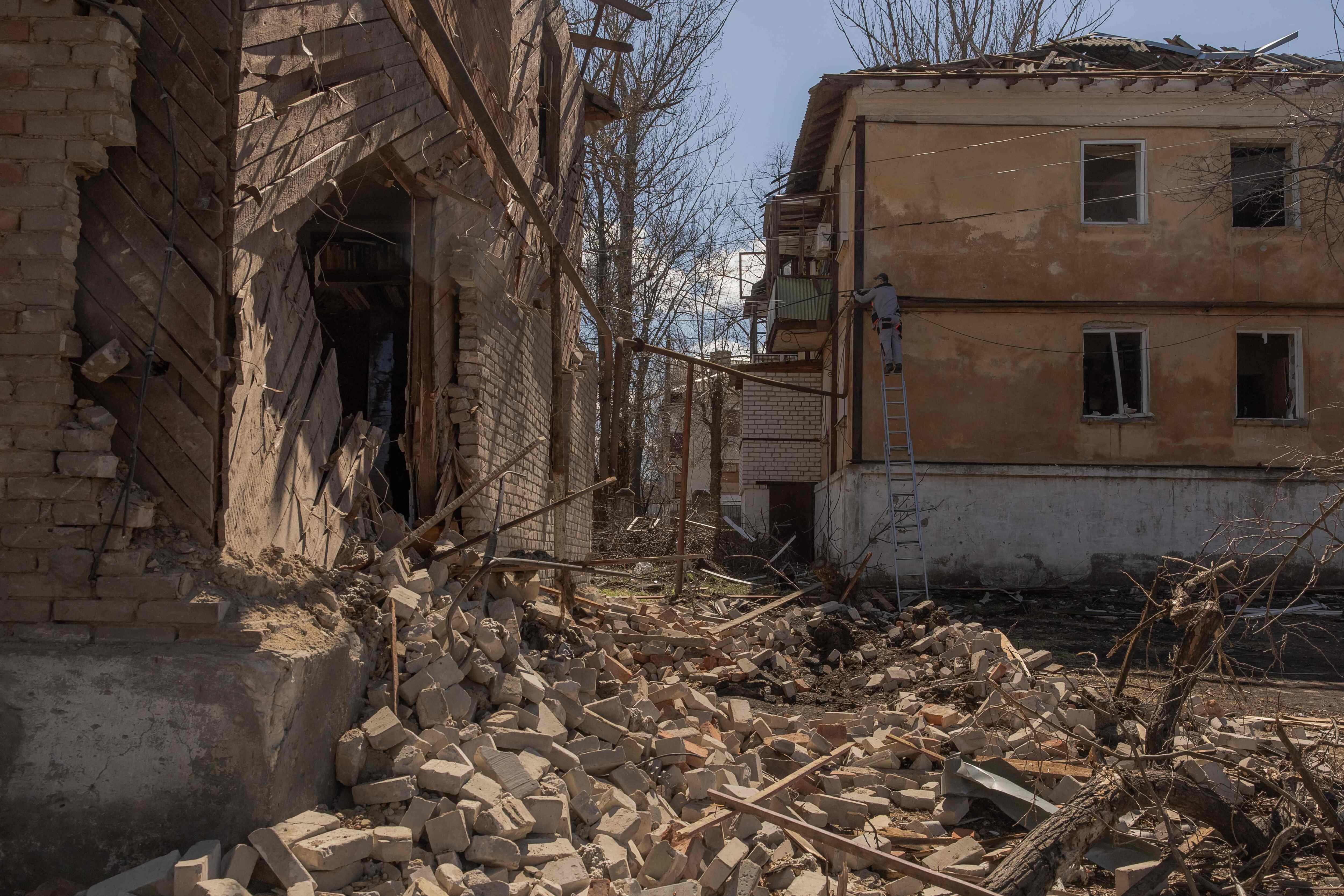 Destrozos causados por un ataque aéreo ruso en Ucrania, parte de una escalada de violencia que dejan gran parte de la infraestructura del país en ruinas. (Foto de Román PILIPEY / AFP)
