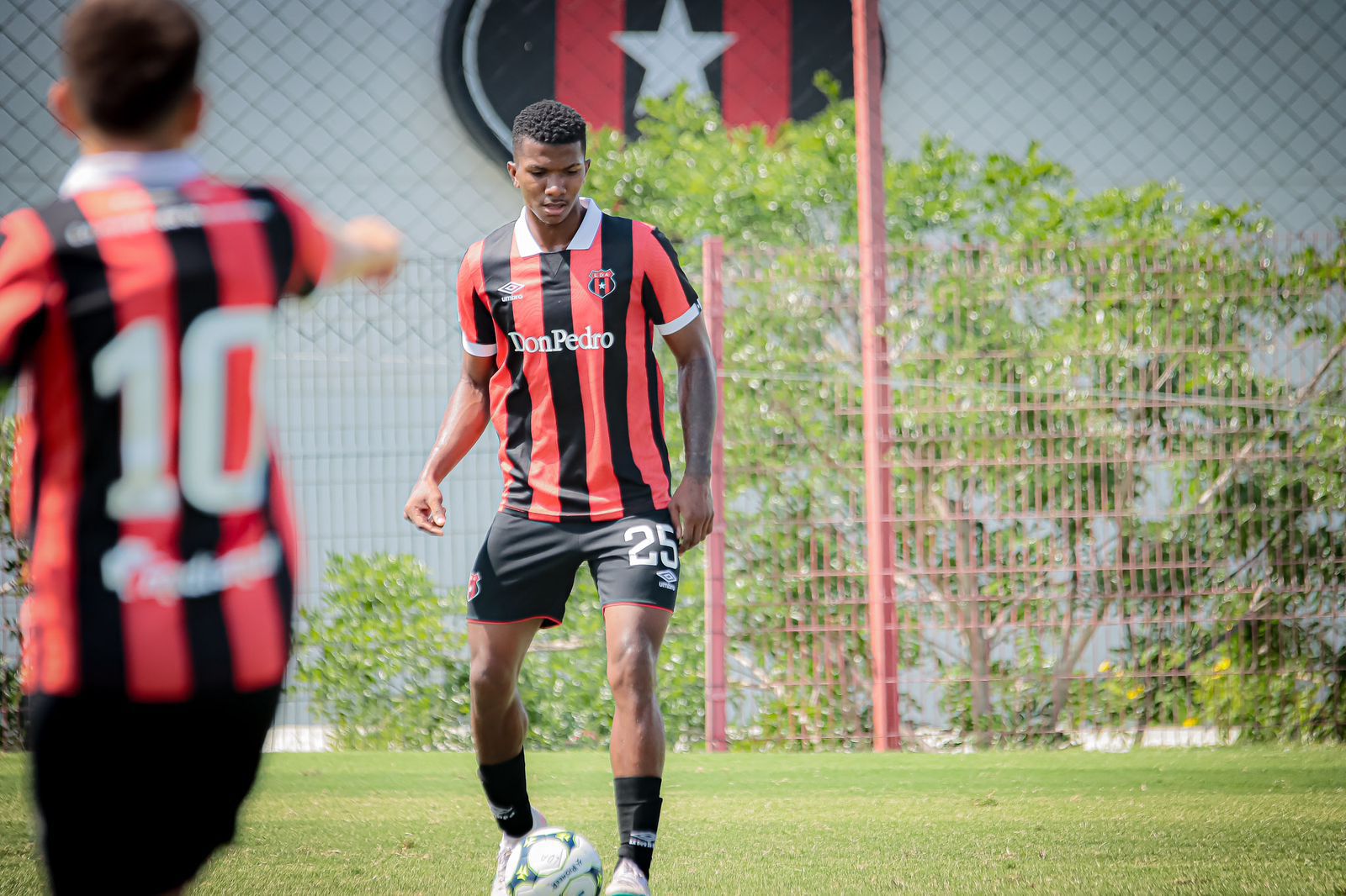 Jeyland Mitchell llegó en principio por un año a Liga Deportiva Alajuelense, como refuerzo U-21. Recientemente, los manudos le renovaron el contrato hasta 2027 y están prontos a concretar su venta.