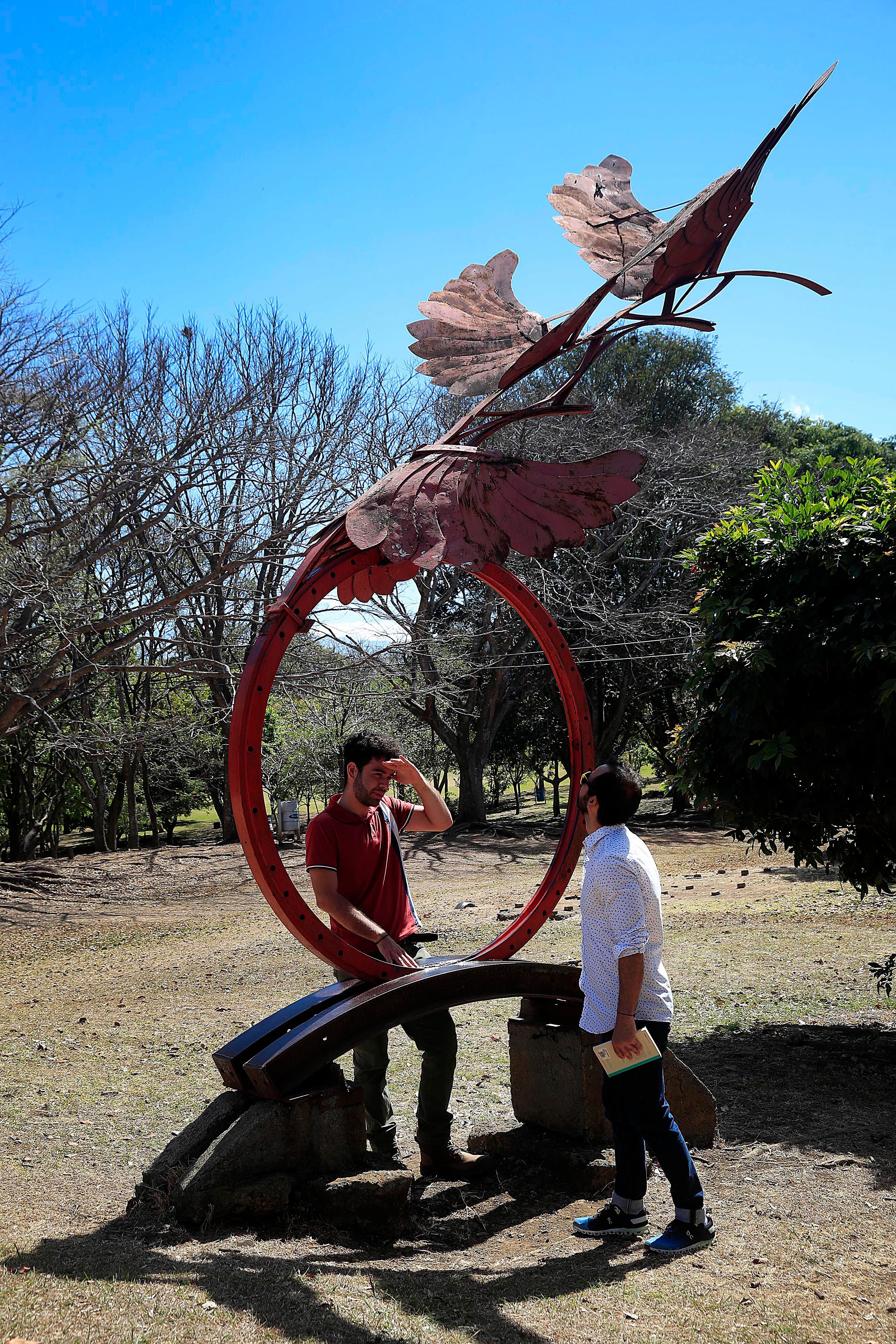 El escultor  Minor Mena y el gestor Esteban Tortós trabajan con José Sancho en una propuesta para restaurar 'Elevación', obra de 1976. 
