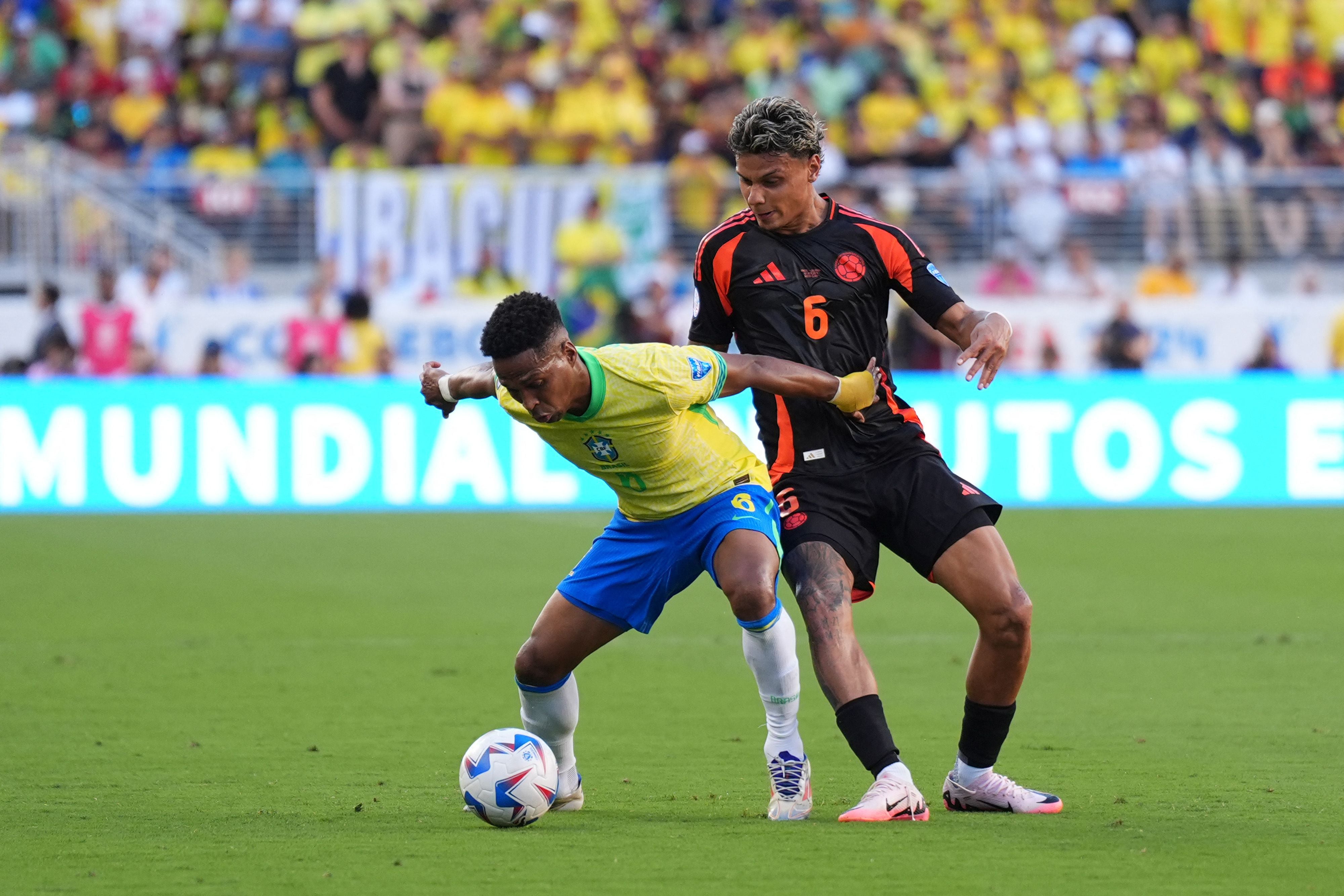 Brasil no pudo pasar del empate a un gol contra Colombia. En la acción, Richard Ríos, marca al brasileño Wendell. 