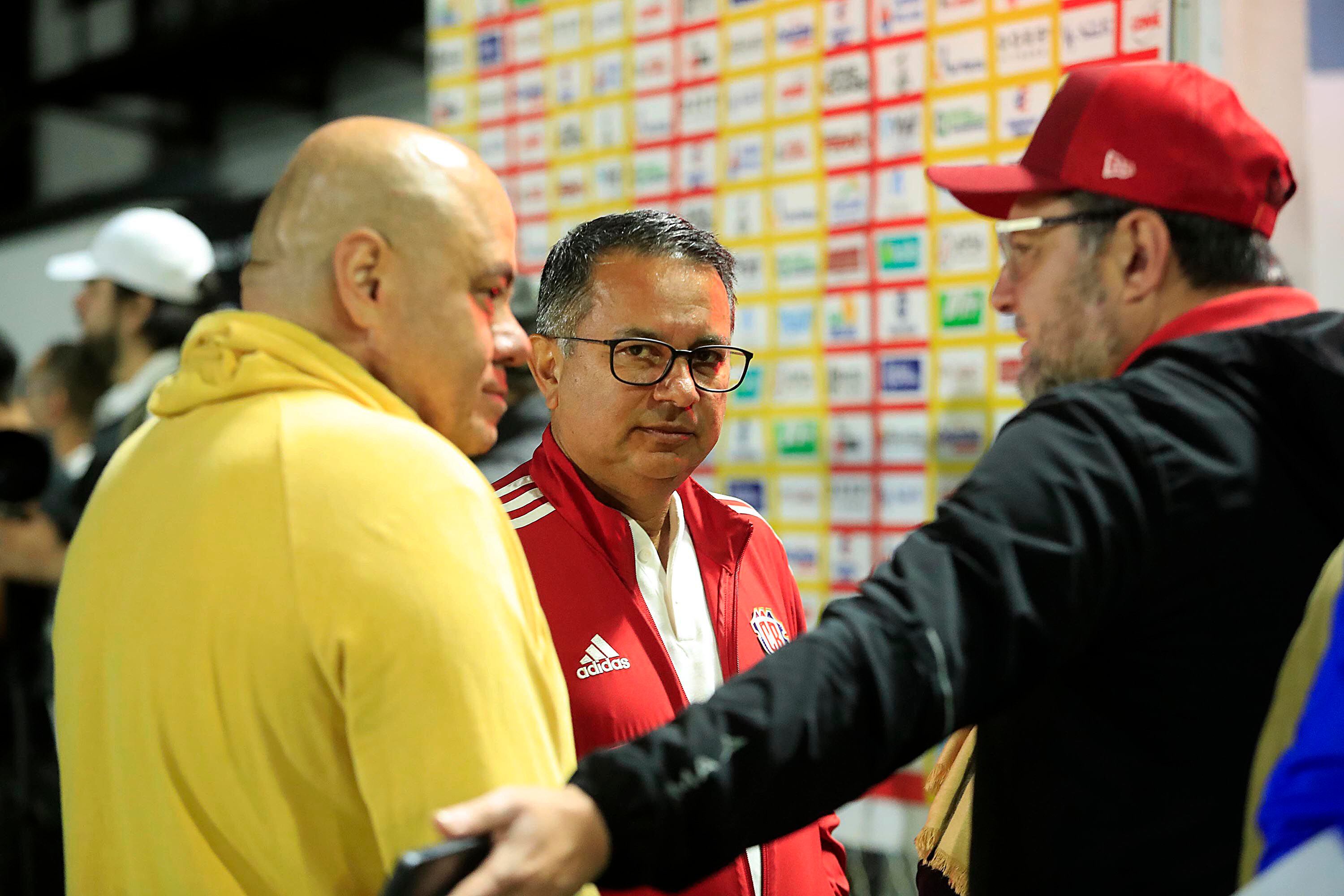 Rodolfo Villalobos (centro) conversó con Orlando Moreira, vicepresidente de Fuerza Herediana, y Jafet Soto (derecha), gerente del Herediano, en el estadio Colleya Fonseca.