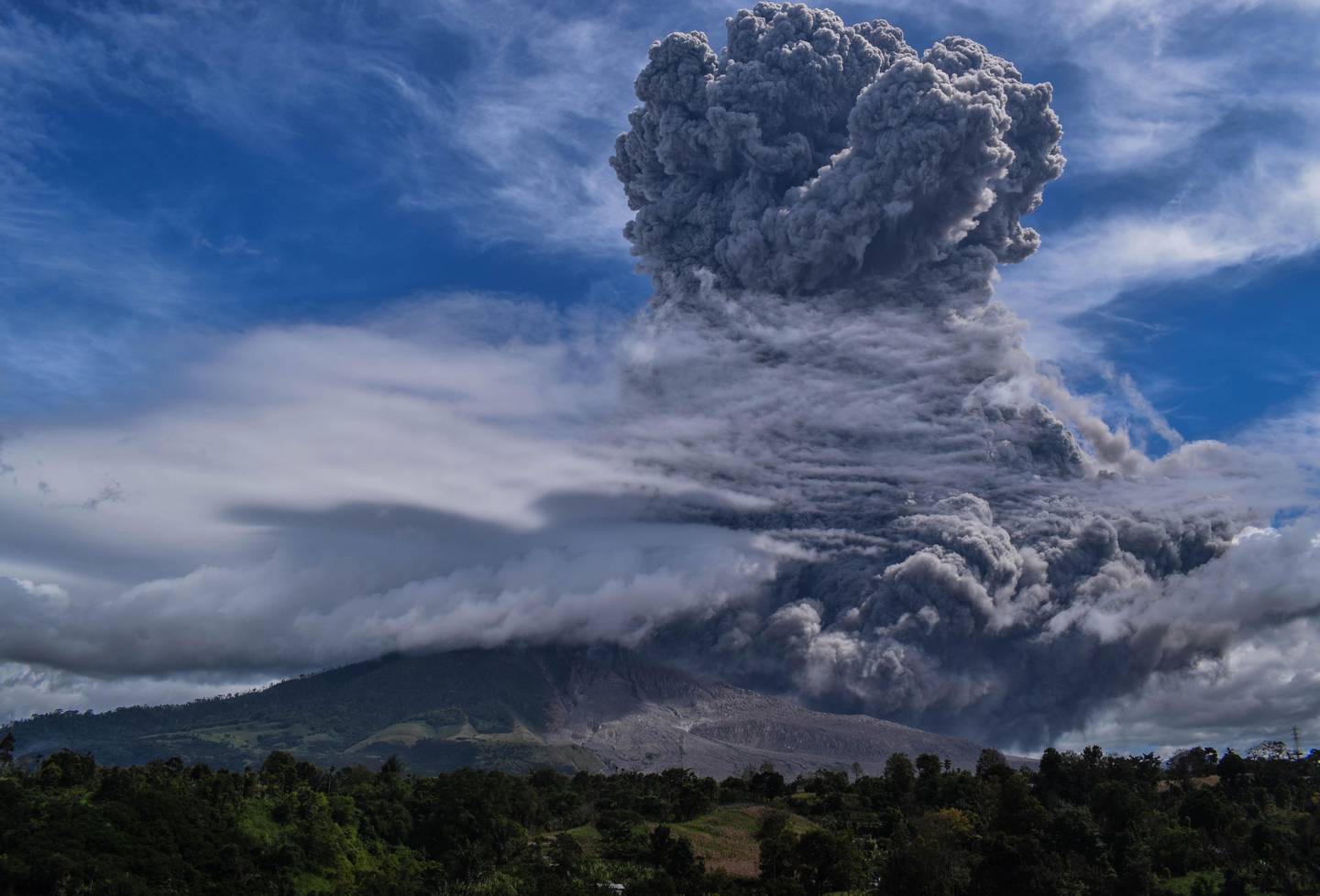 Volcán indonesio Sinabung hizo erupción que alcanzó metros de altura La Nación
