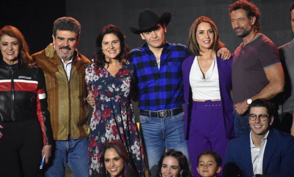 Julián Figueroa (de sombrero) compartió en una fotografía del final de la telenovela de 'Mi camino es amarte'. Foto: GDA