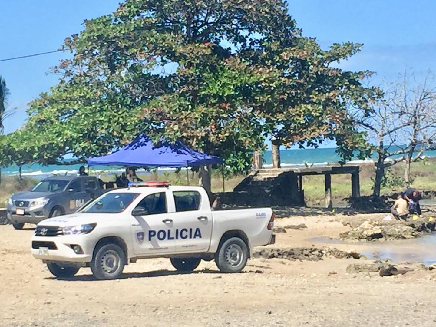 El OIJ y la Fuerza Pública se apersonaron al sitio para levantar el cuerpo y buscar pistas que ayuden a dilucidar el motivo del tiroteo. Foto: Raúl Cascante.