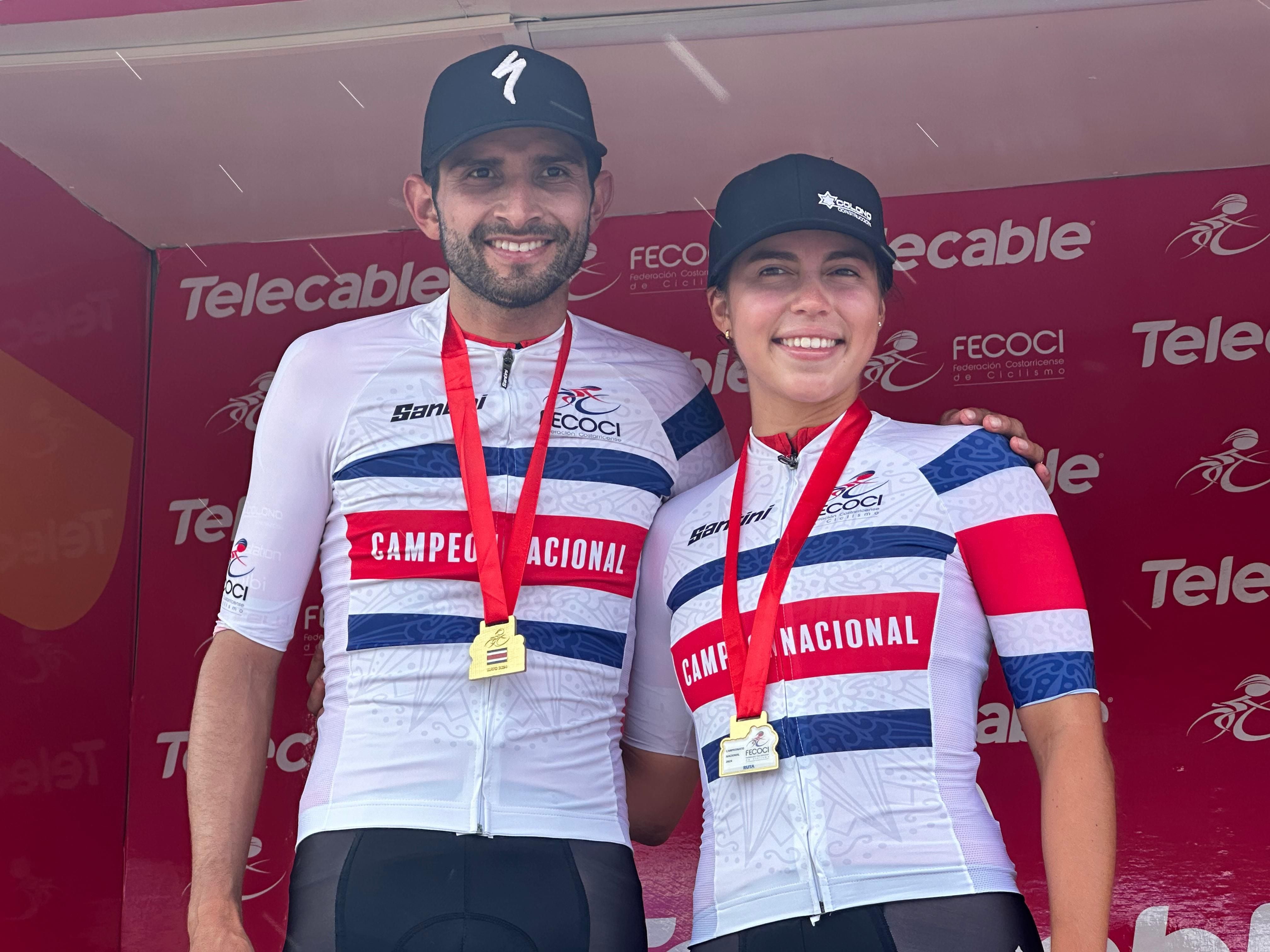 Los ciclistas Daniel Bonilla y Dixiana Quesada son los campeones nacionales de ciclismo de ruta 2024, en la categoría élite. Ambos pedalistas forman parte del equipo Colono Bikestation Kölbi. Cortesía: Colono Bikestation