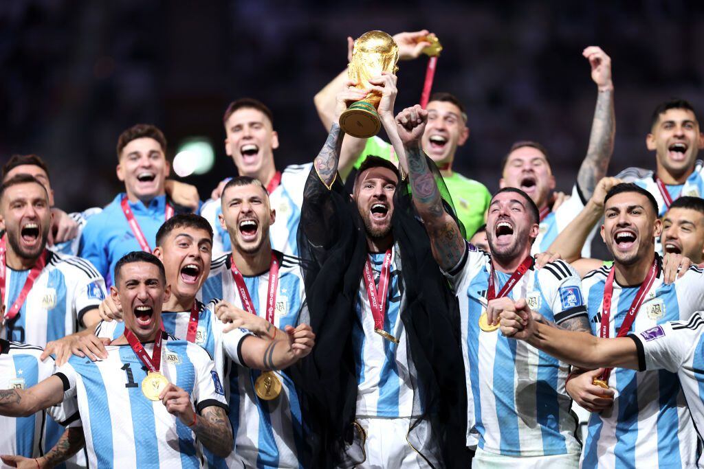 Lionel Messi con el trofeo de campeón del mundo.