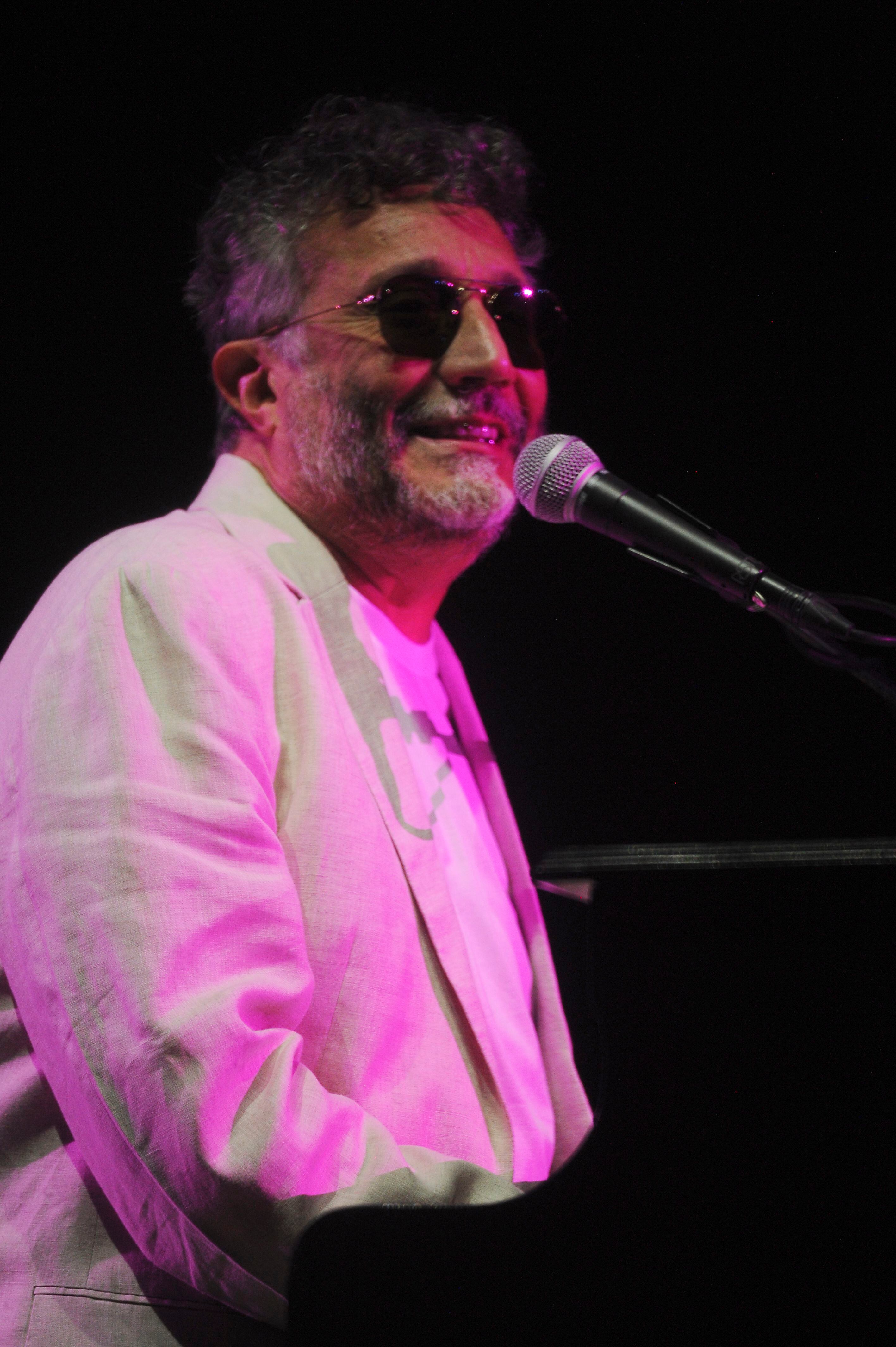 Durante su show en Costa Rica, Fito Páez se mostró cercano y cariñoso con el público que lo esperaba para cantar con él. Foto: Jorge Navarro.