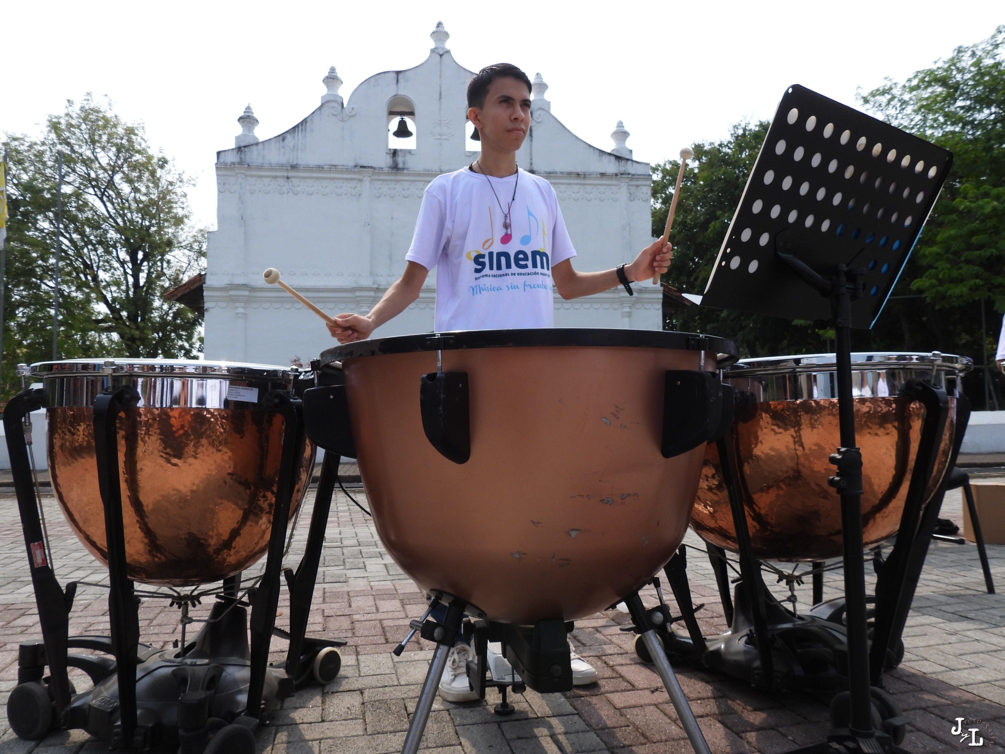 La música no podía quedar por fuera en el anuncio de las actividades de celebración del Bicentenario de la Anexión del Partido de Nicoya a Costa Rica.  Integrantes del Sinem participaron en el acto frente a la iglesia Colonial.