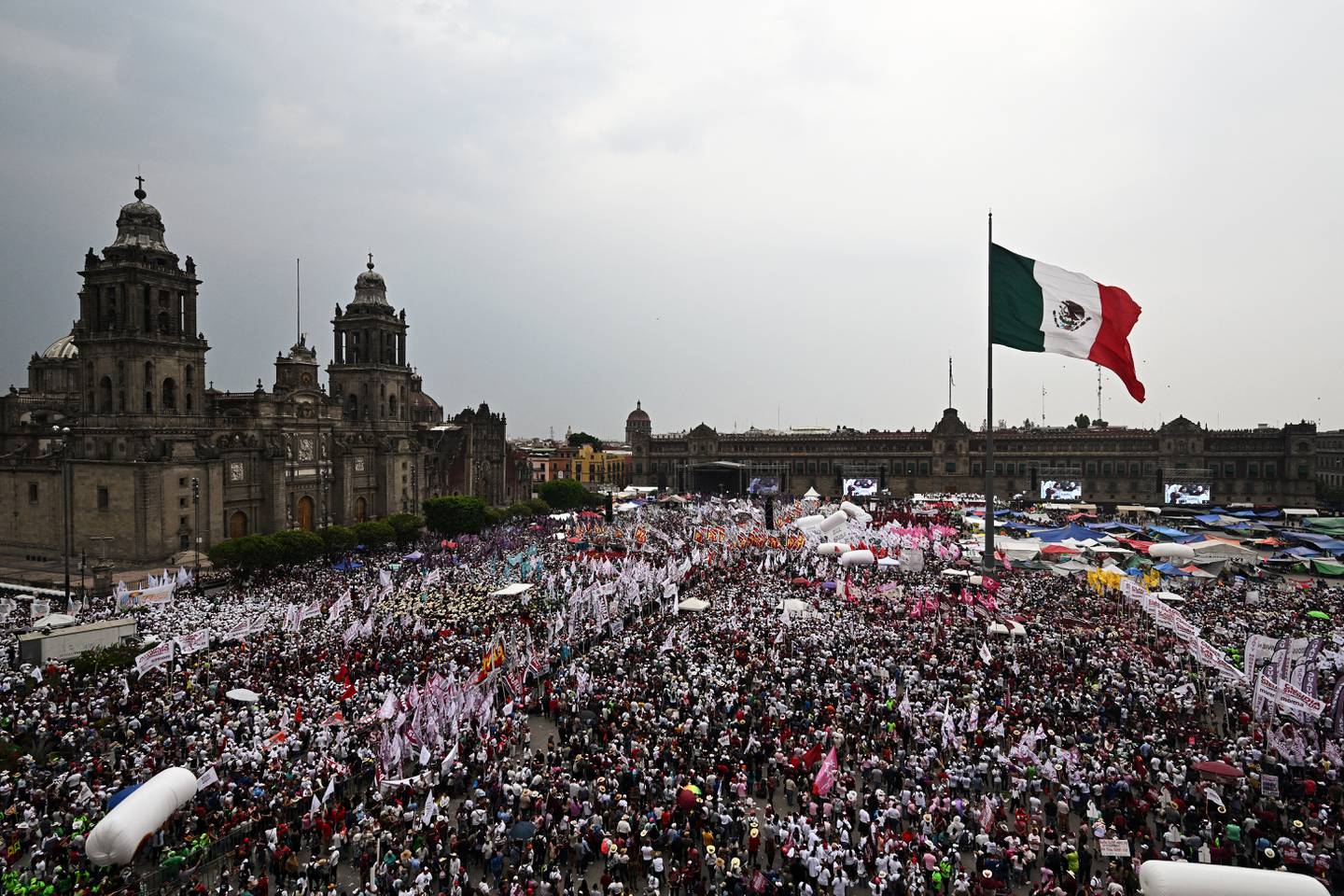 El Zócalo, en la Ciudad de México, es el epicentro político en el cierre de la campaña electoral previo a las votaciones de este fin de semana. Foto: AFP
