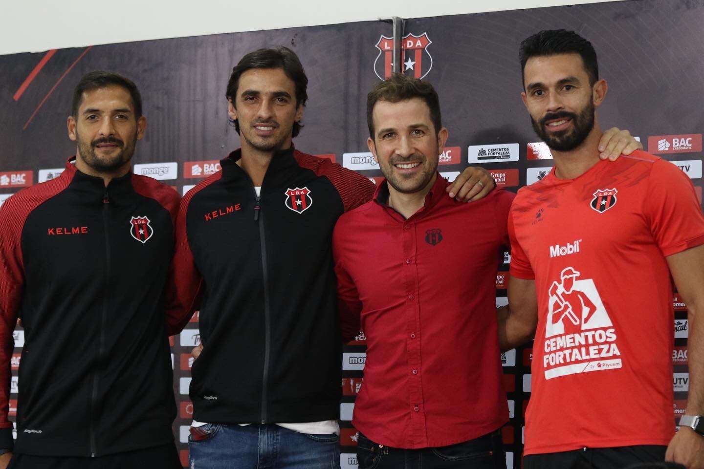 Celso Borges, Bryan Ruiz y Giancarlo González acompañaron a Agustín Lleida al momento de anunciar su salida de Alajuelense.