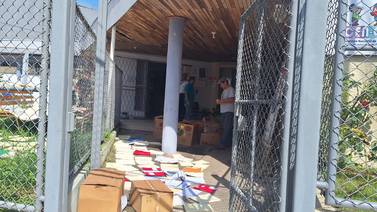 Más de 1.000 expedientes del Ministerio de Salud se secan al sol luego de tormenta en Cartago