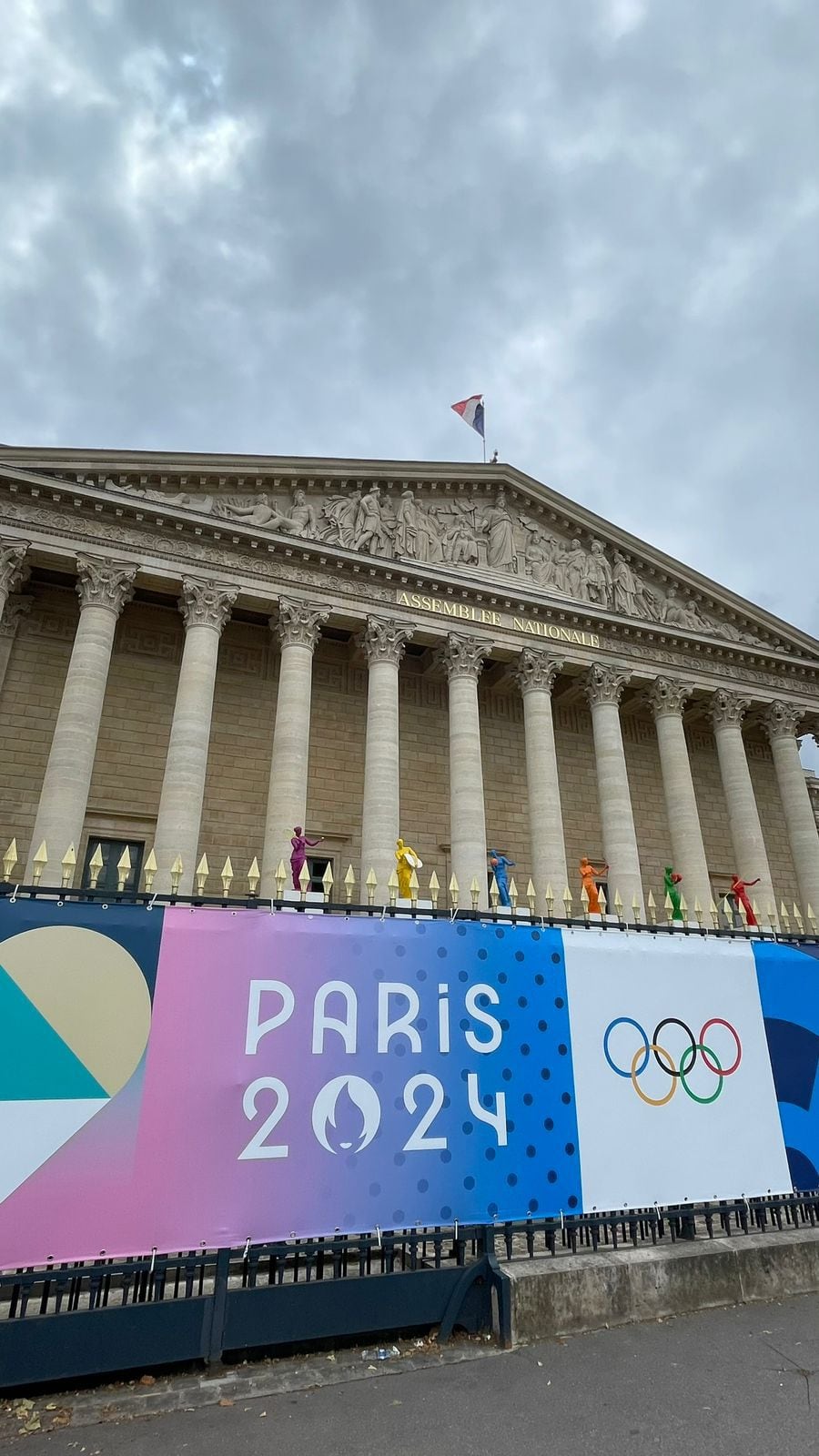 La Asamblea Nacional de París ya está vestida con diversos motivos alusivos a los Juegos Olímpicos París 2024.

Fotografía: Santiago Giraldo