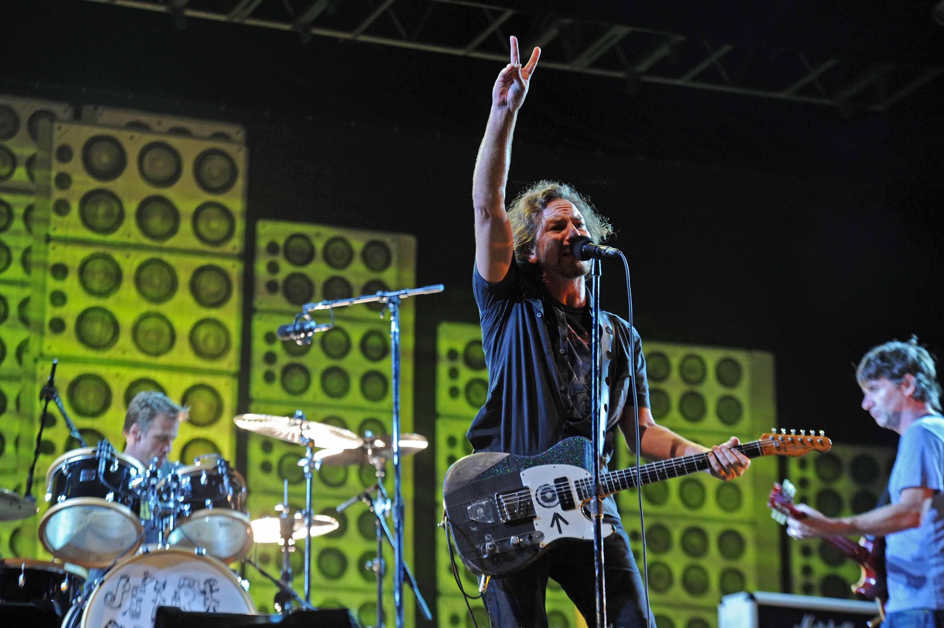 Eddie Veder y Pearl Jam solo han tocado en concierto una vez en Costa Rica. El Ministerio de Economía Industria y Comercio ya aprobó la preventa de entradas para un posible segundo show en nuestro país.