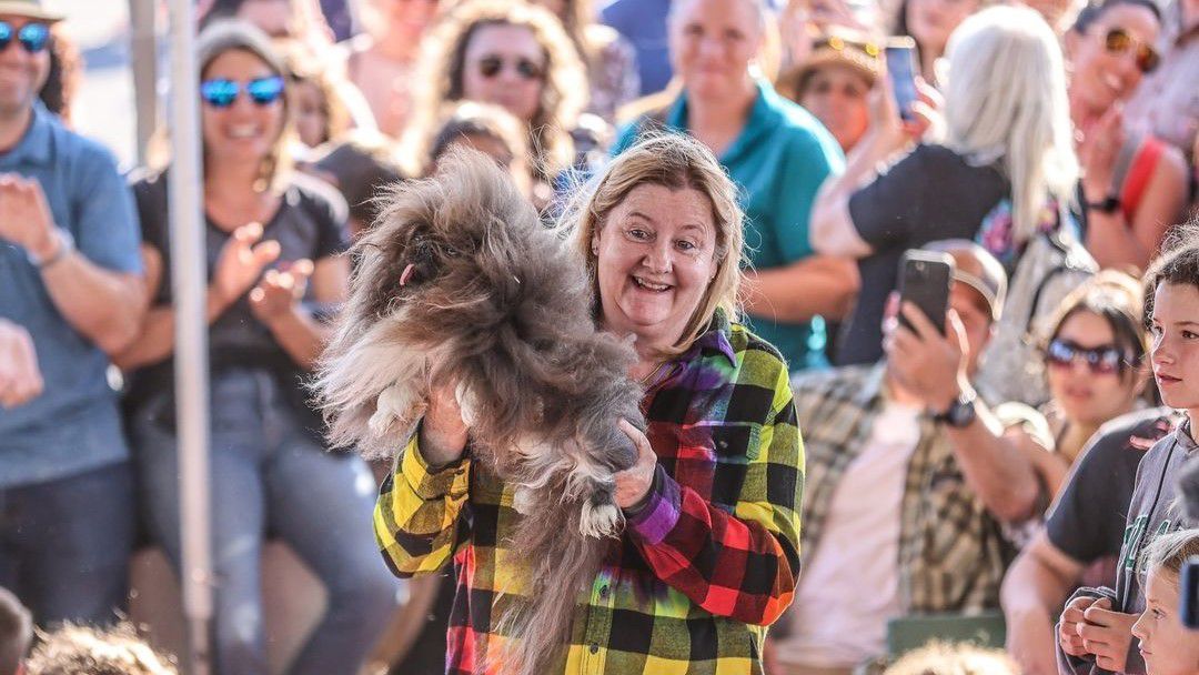 Ann Lewis y Wild Thang celebran su victoria en el concurso anual de mascotas peculiares.