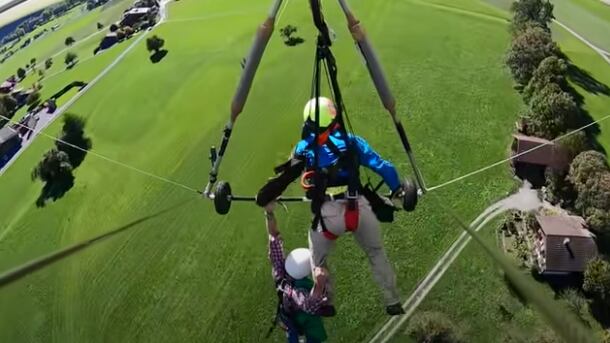 Un instructor olvidó sujetar a su aprendiz de parapente en Suiza. 