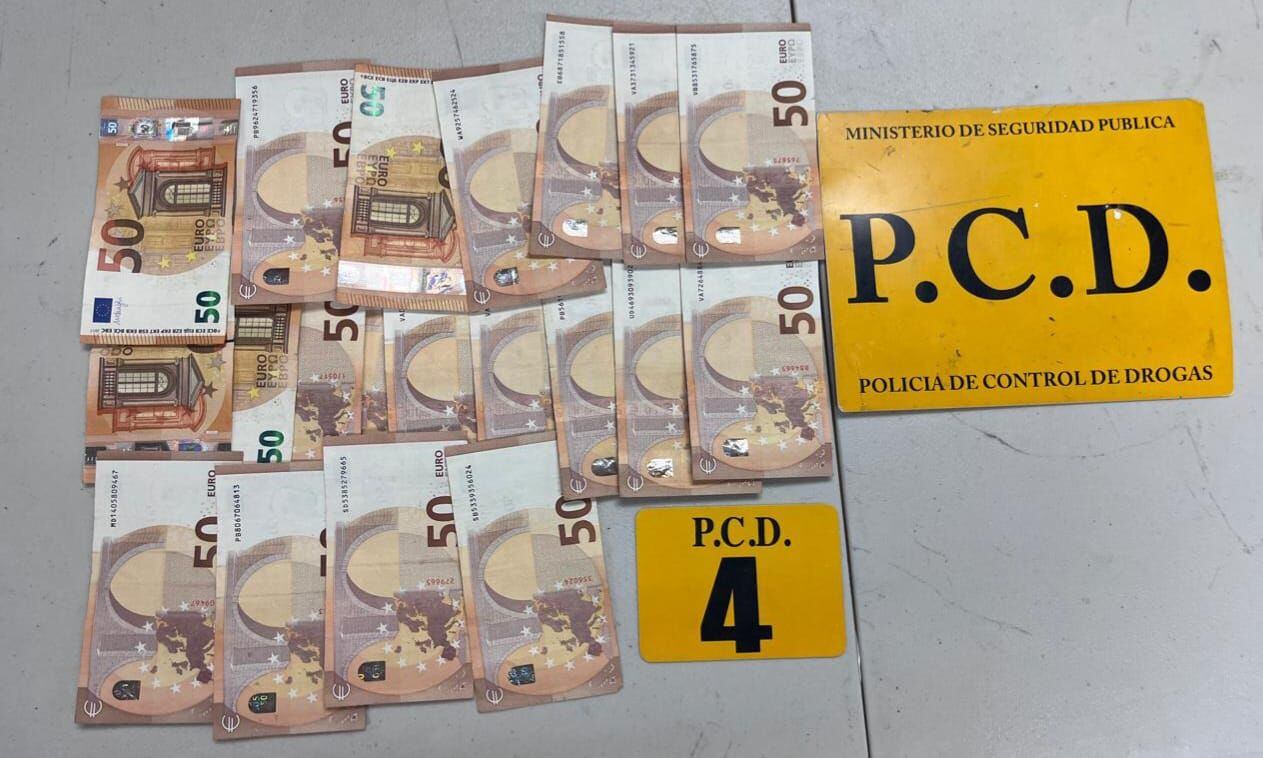 Además de la droga, la Policía decomisó 1.000 euros y otra cantidad en colones. (Ministerio de Seguridad Pública).