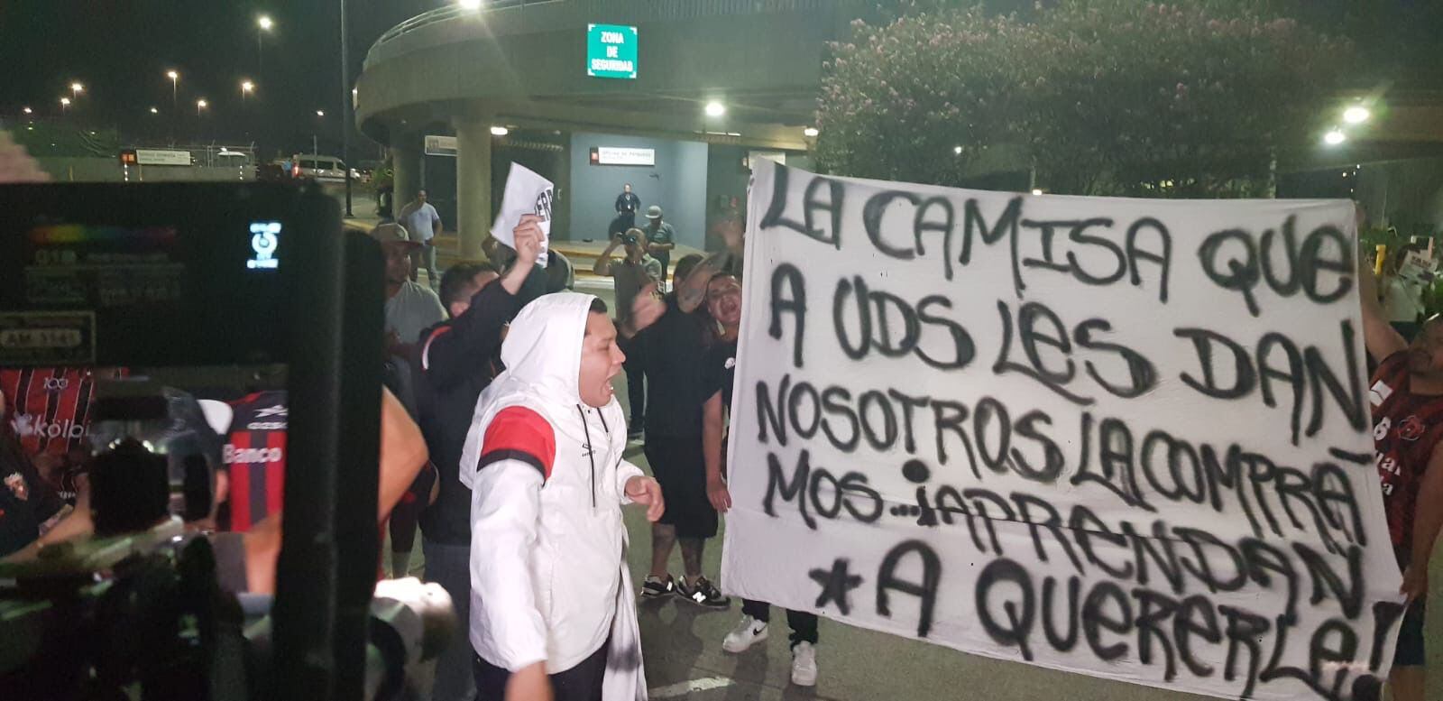 Aficionados de Alajuelense reciben al equipo con reproches, mantas y lanzamiento de monedas