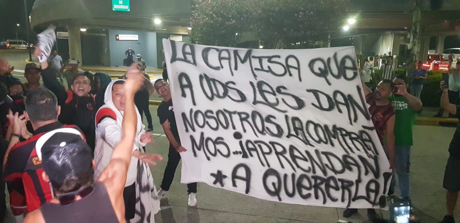 Los aficionados de Alajuelense apelaron al amor a la camiseta en su reclamo a los jugadores, en el regreso del equipo desde Estados Unidos.