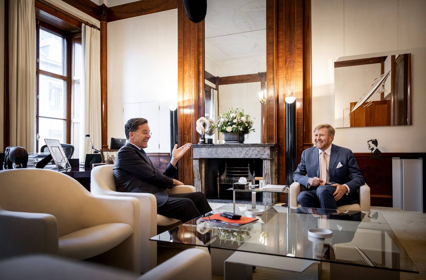 El rey Willem-Alexander de los Países Bajos (der) recibe al Primer Ministro saliente Mark Rutte para una conversación final en el Palacio Noordeinde, en La Haya.