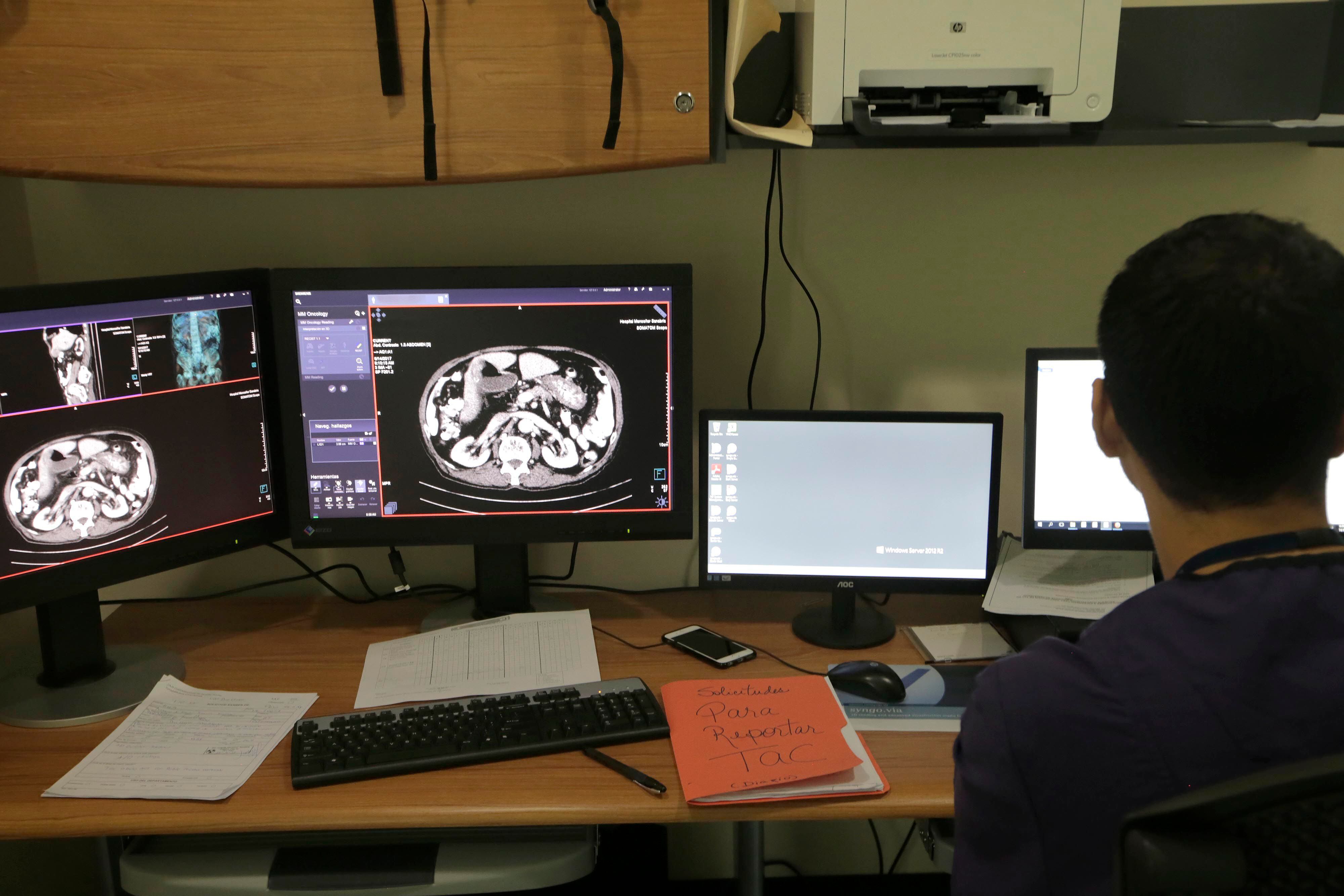 Radiología es una de las especialidades críticas en la CCSS, con mayores listas de espera. En la imagen, el tomógrafo del actual Hospital Monseñor Sanabria, en Puntarenas. 