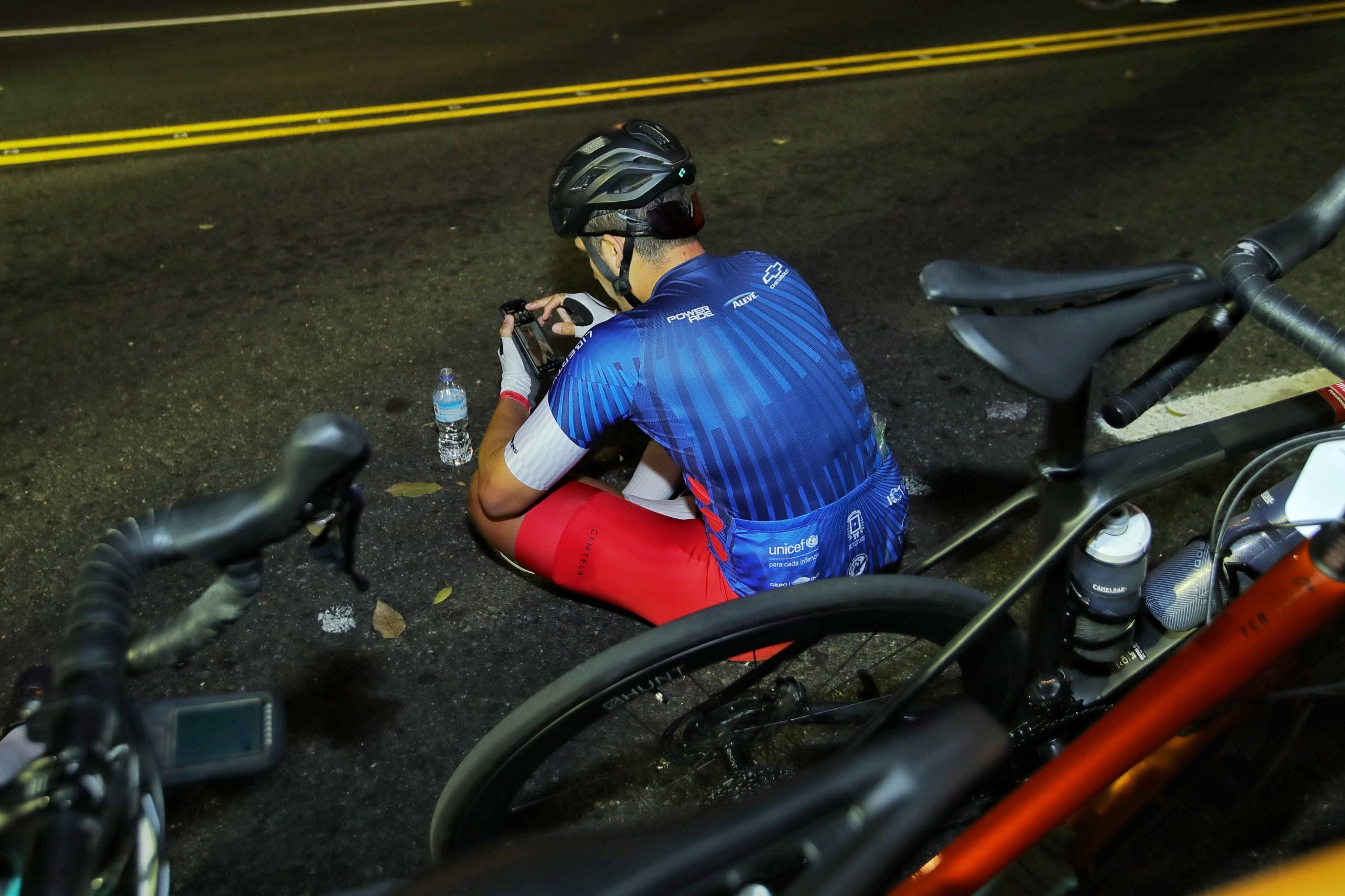 Antes de tomar la partida en el Gran Fondo Andrey Amador,  los ciclistas se tomaron su tiempo para reepasar la ruta en el 'app' y mandar un mensaje a la famila.