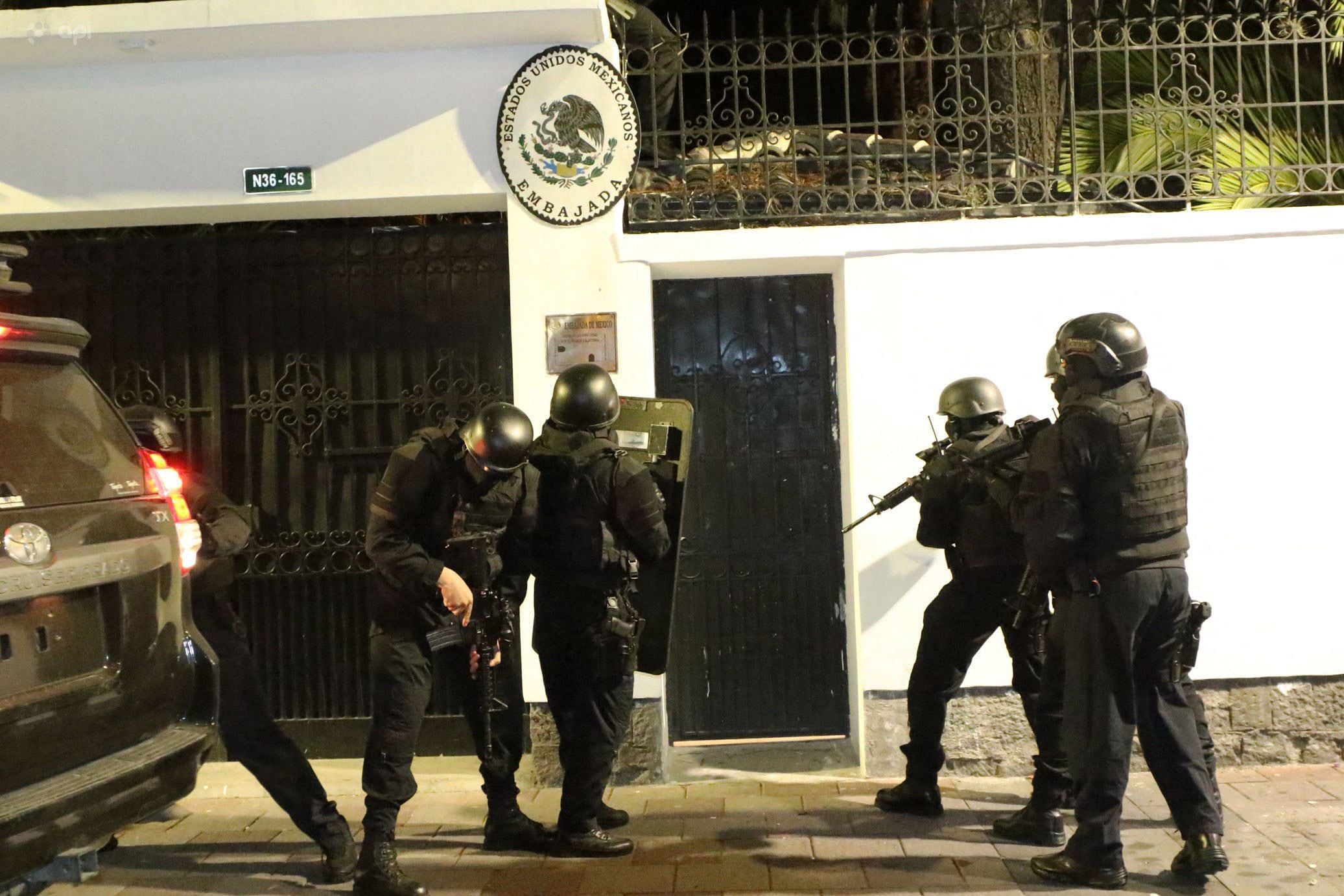 Las fuerzas policiales de Ecuador irrumpieron en la embajada mexicana en Quito la noche del 5 de abril con el fin de arrestar al exvicepresidente Jorge Glas. Foto: Alberto Suarez/AFP