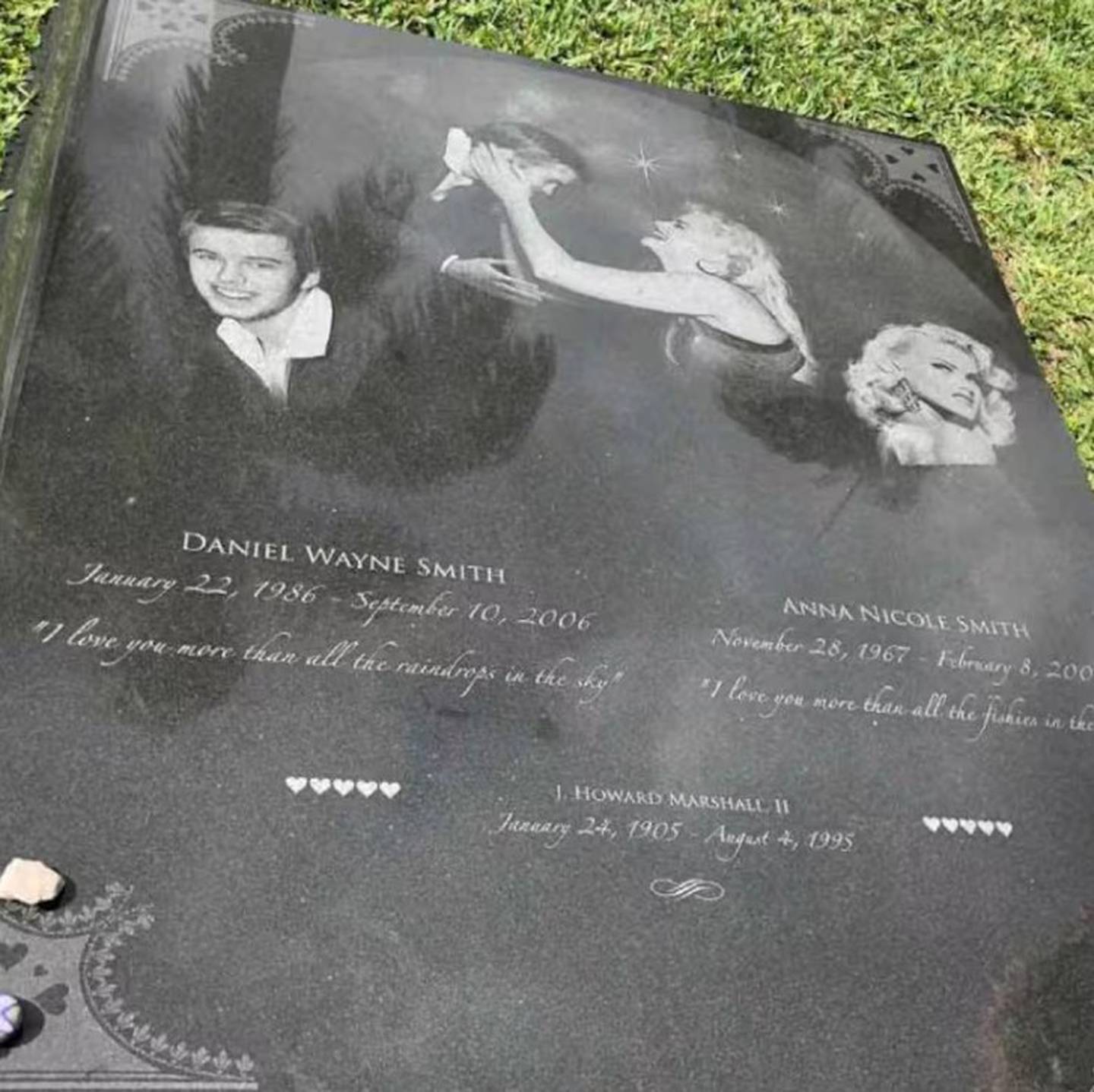 La tumba de Anna Nicole Smith y su hijo Daniel en Bahamas, donde también se encuentra una parte de las cenizas de Howard Marshall II.